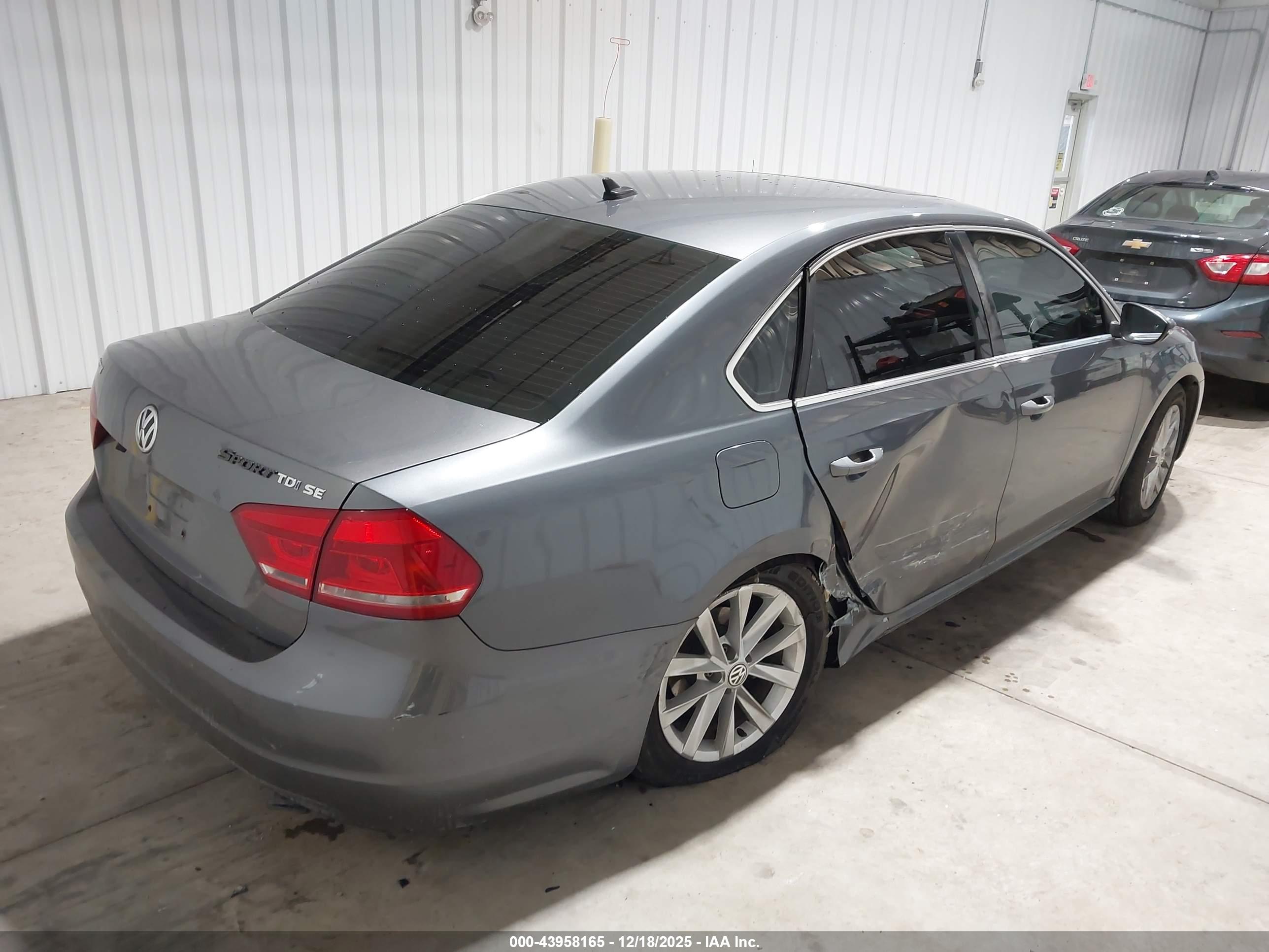 VOLKSWAGEN PASSAT image 4
