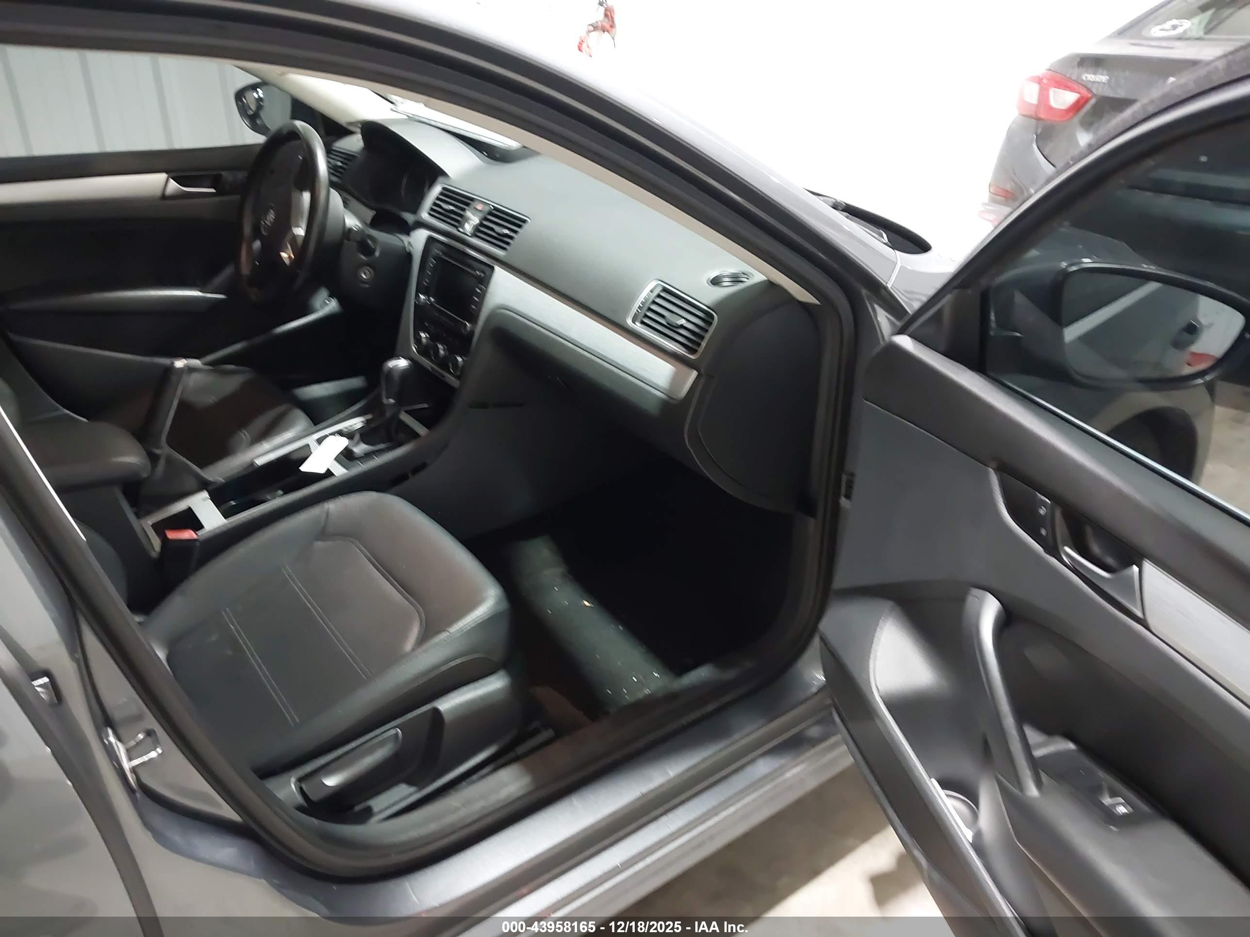 VOLKSWAGEN PASSAT image 5
