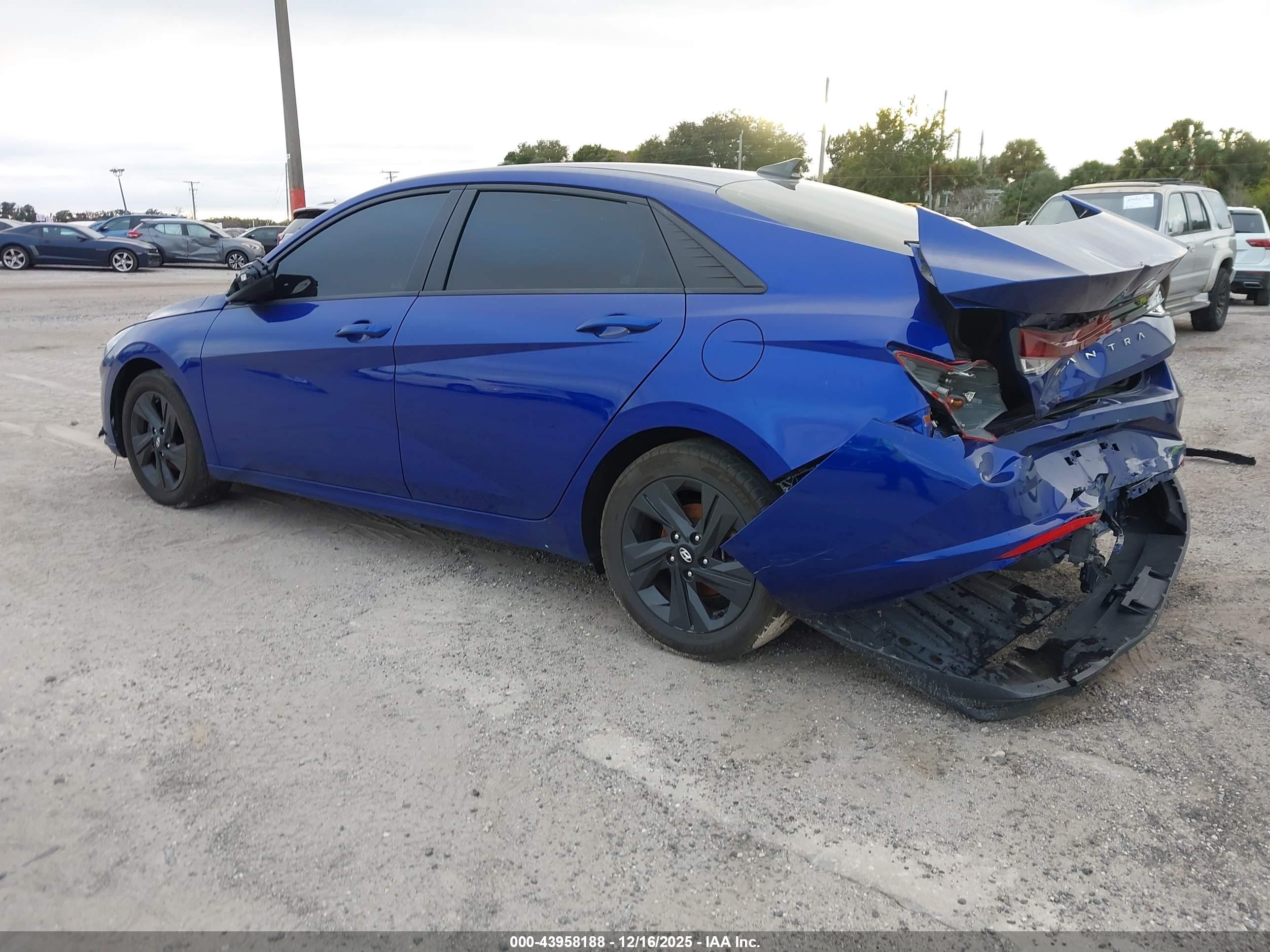 HYUNDAI ELANTRA image 3