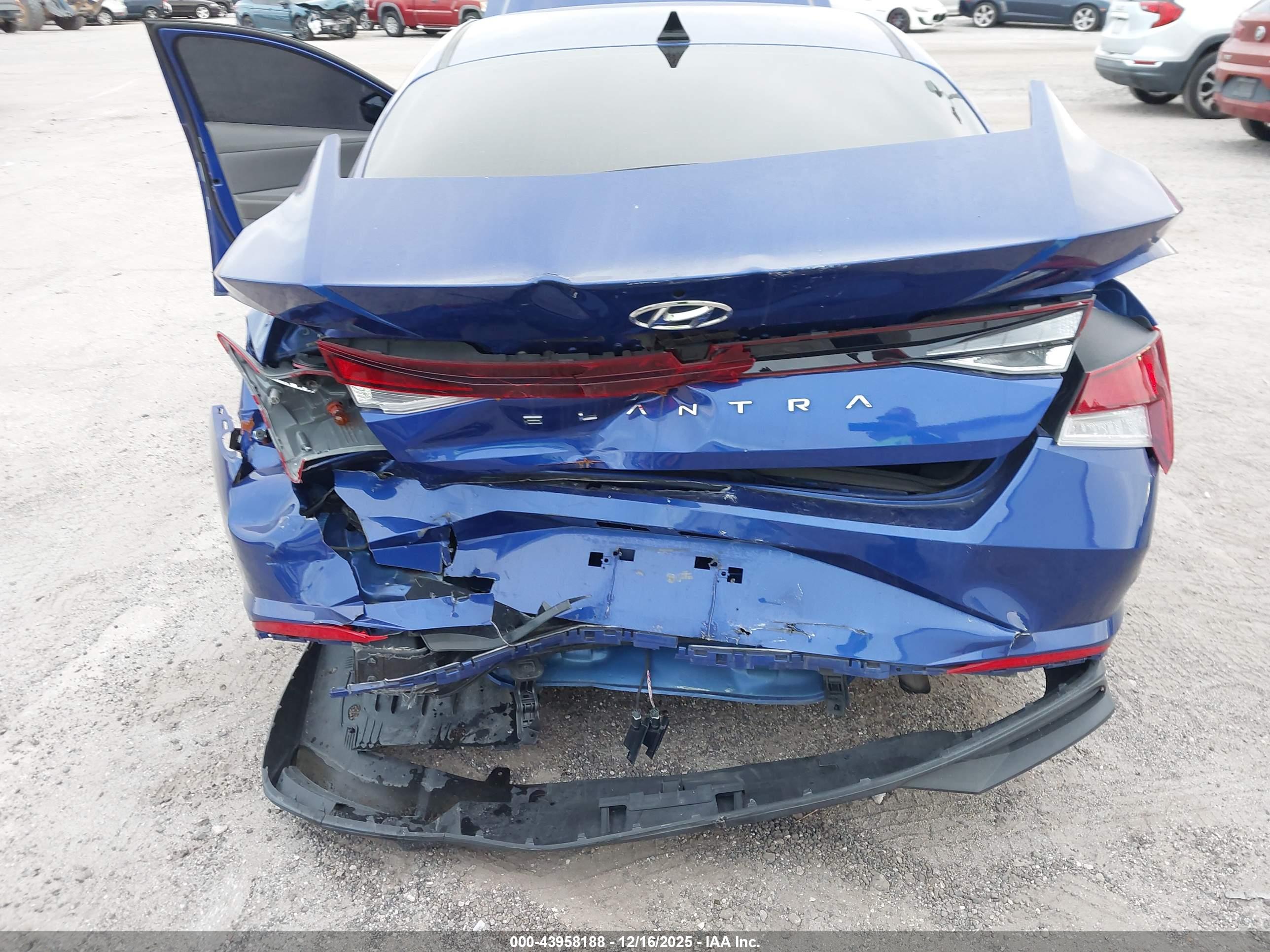 HYUNDAI ELANTRA image 6