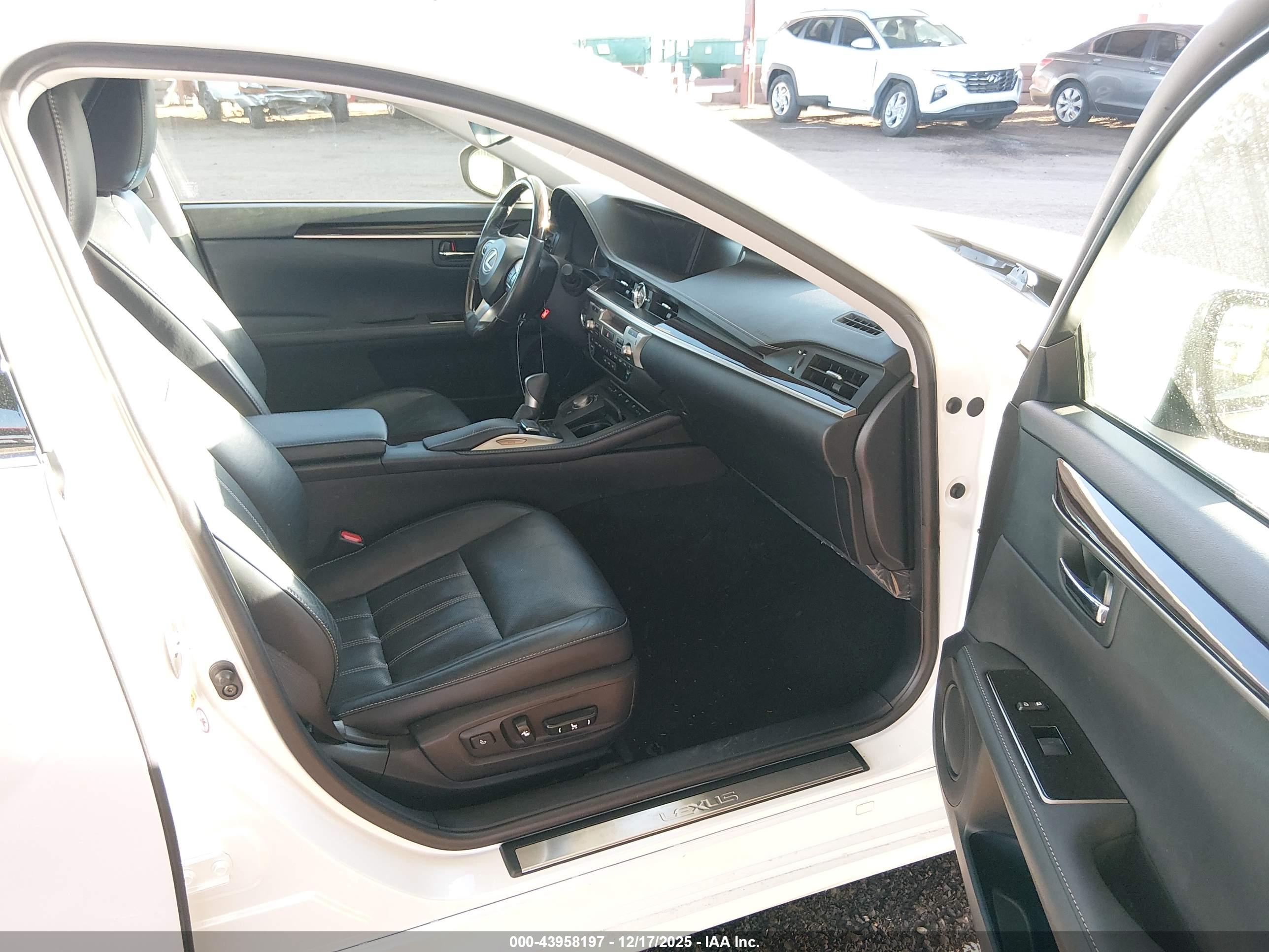 LEXUS ES image 5