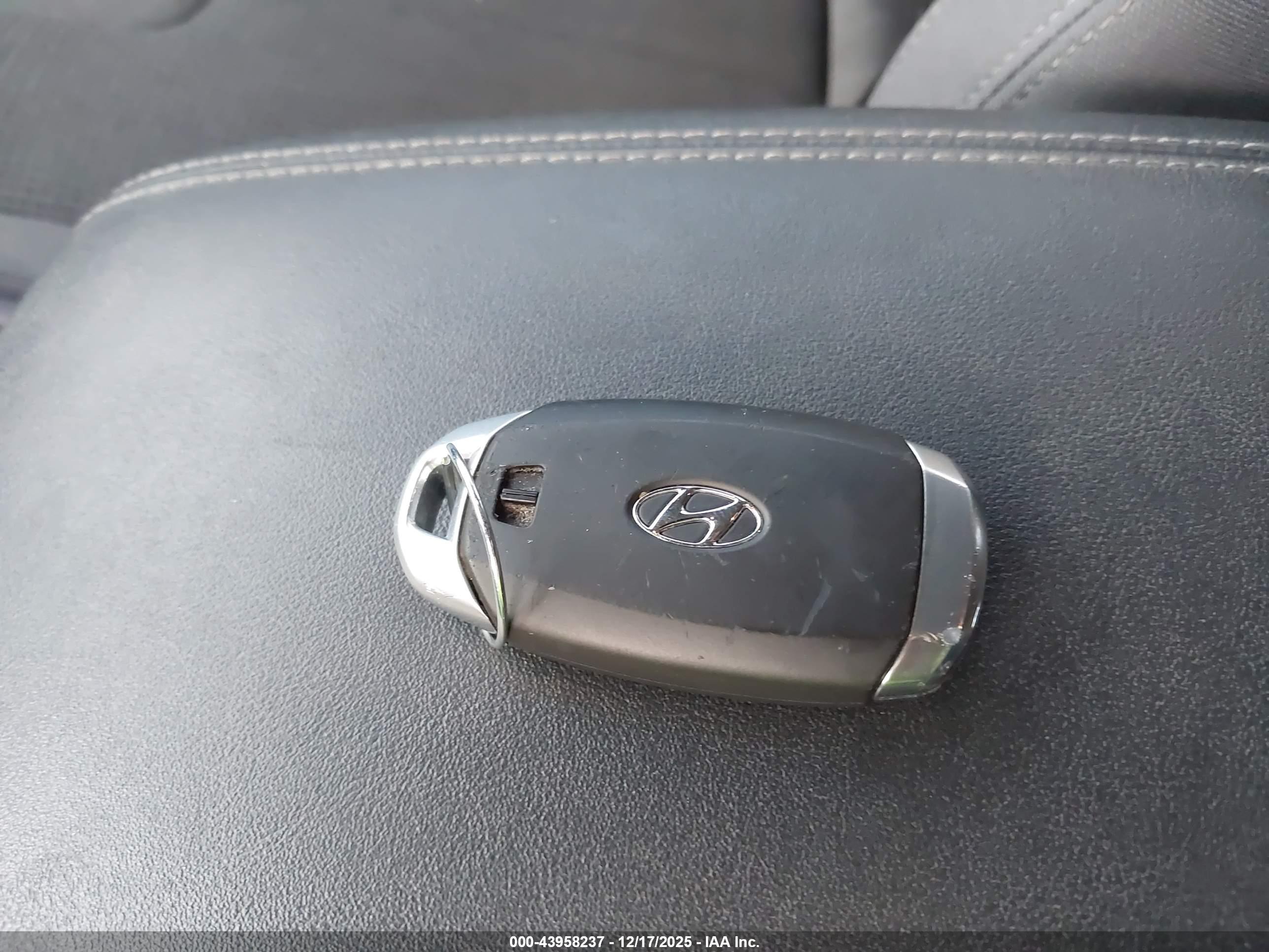 HYUNDAI SANTA image 11