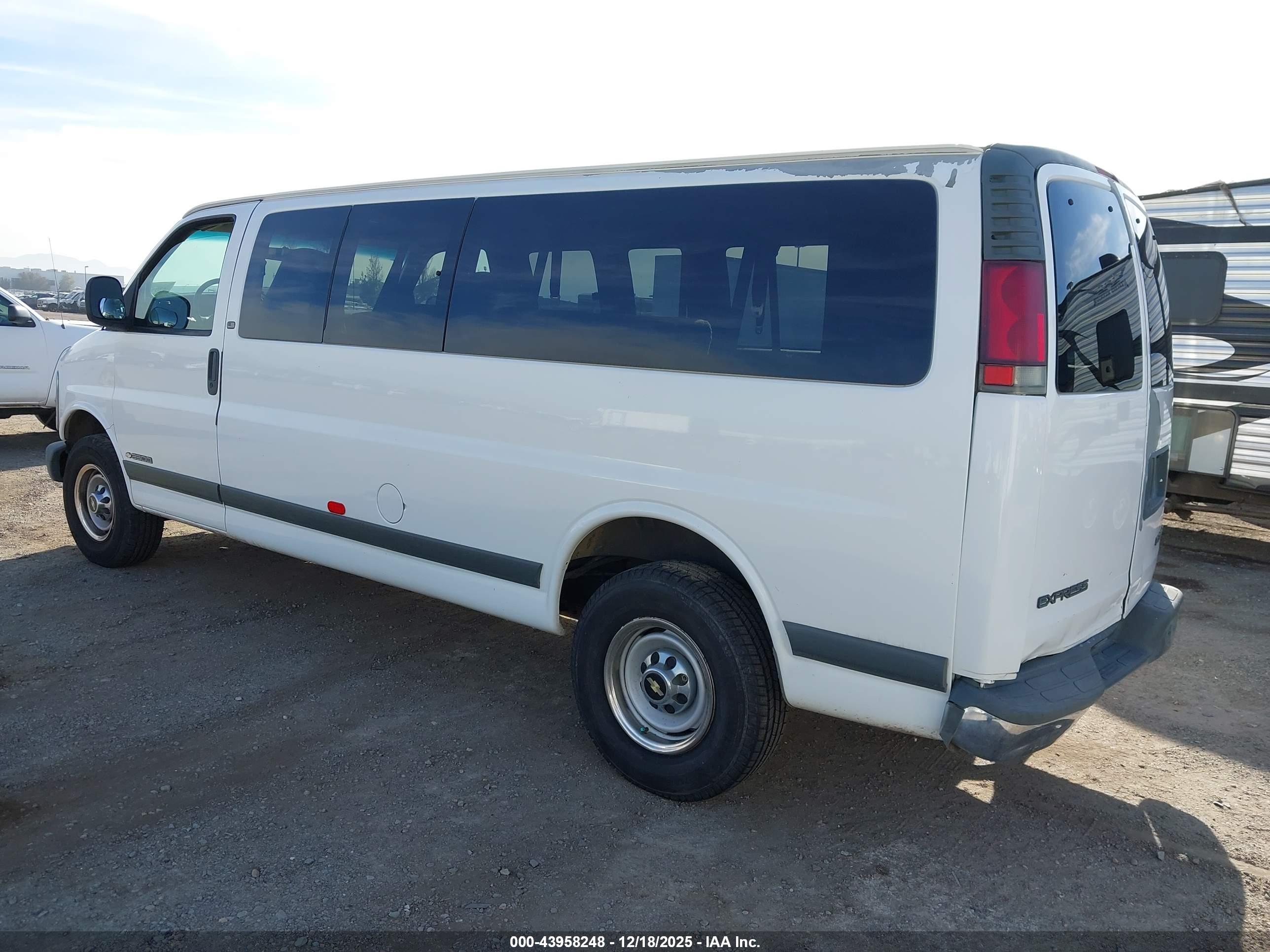 CHEVROLET EXPRESS image 3