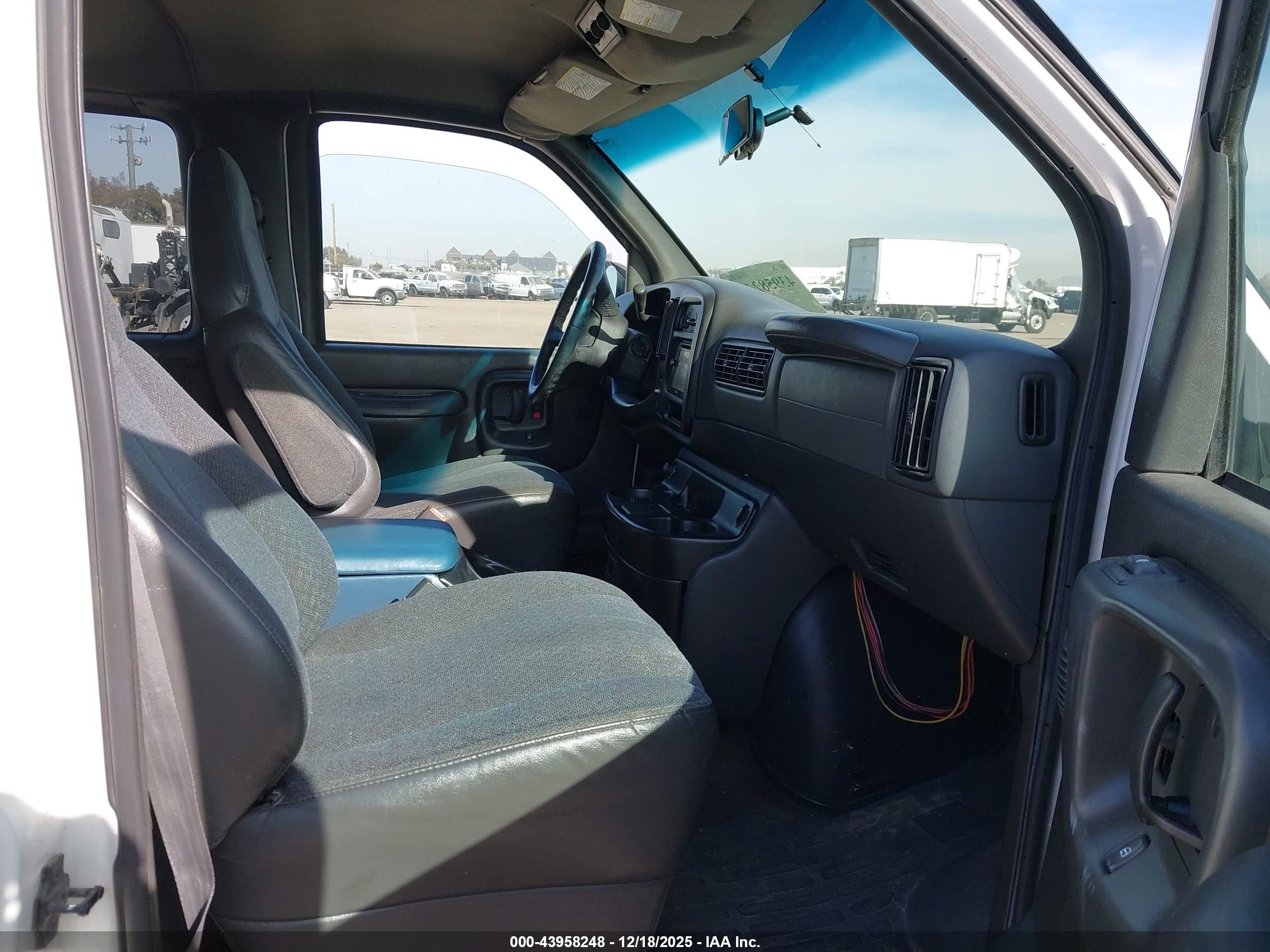 CHEVROLET EXPRESS image 5