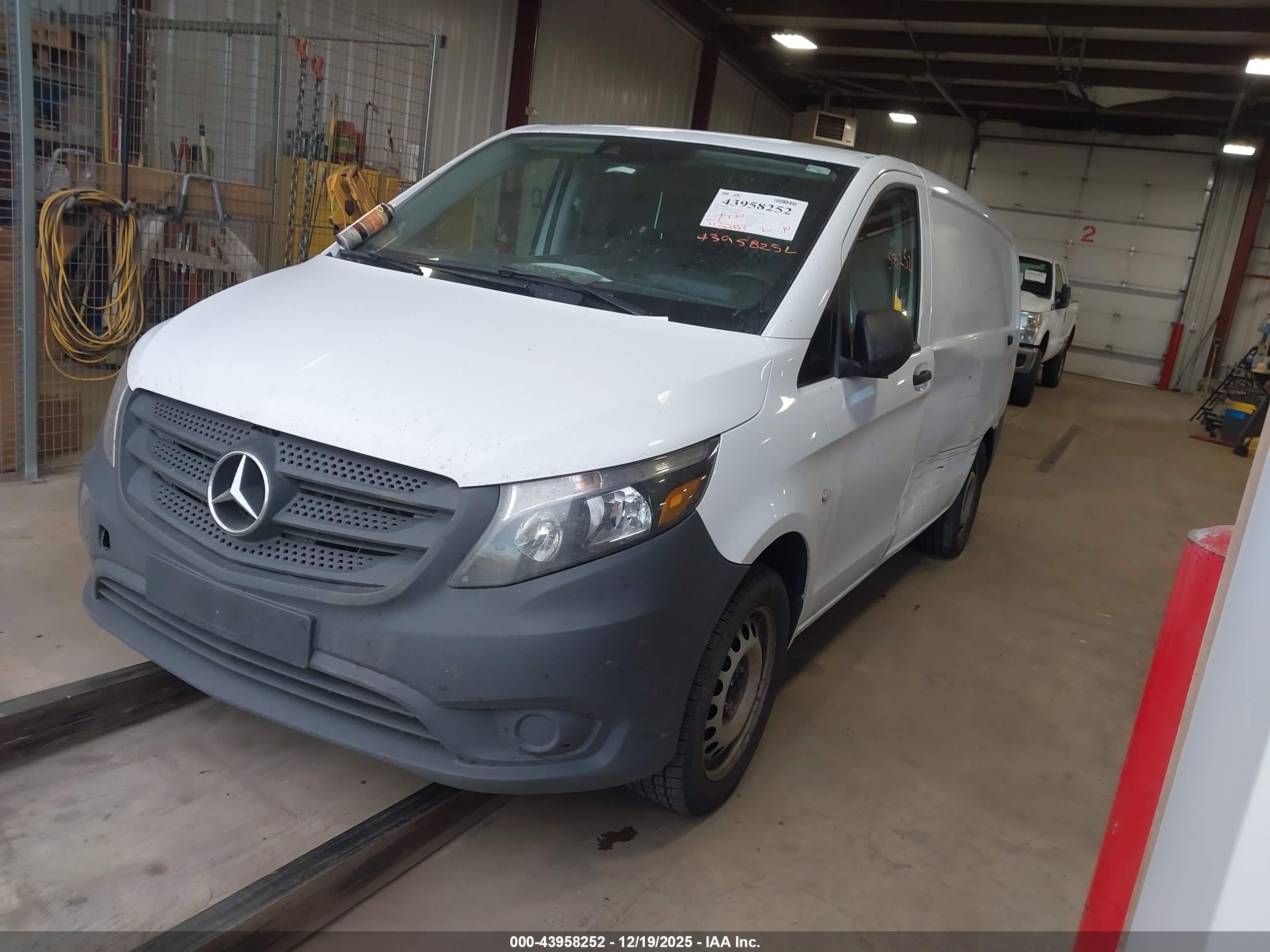 MERCEDES-BENZ METRIS image 2