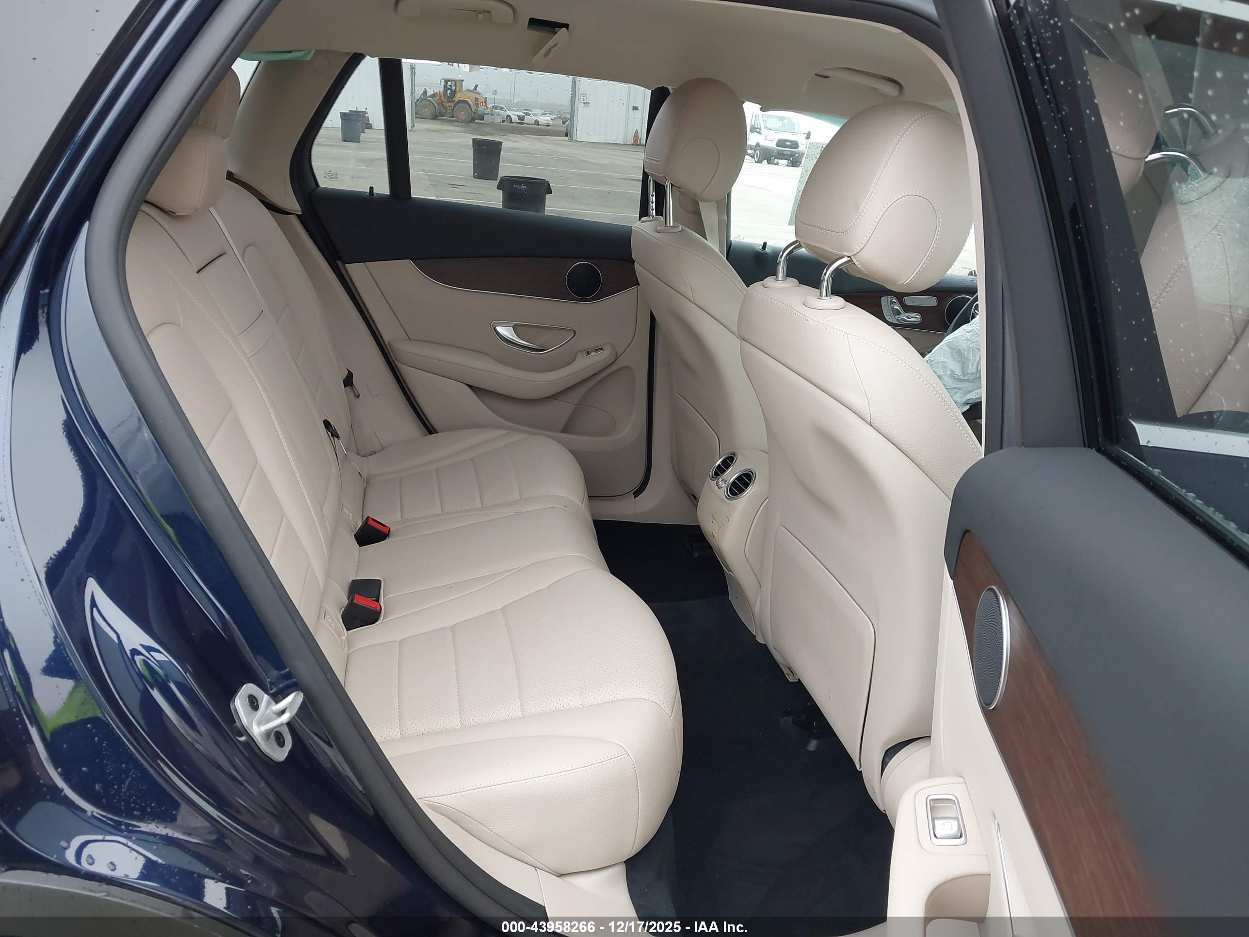 MERCEDES-BENZ GLC image 8