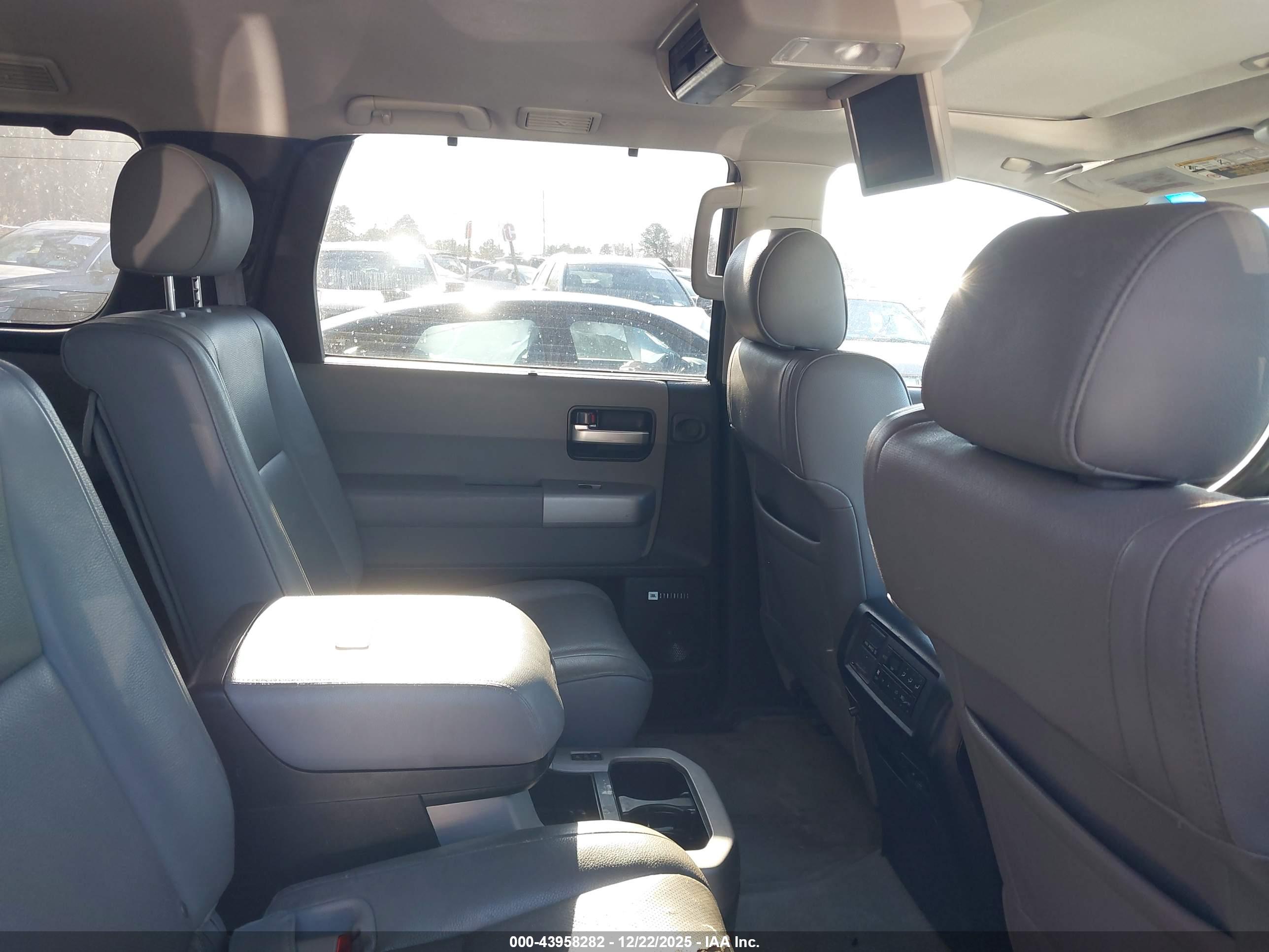 TOYOTA SEQUOIA image 8