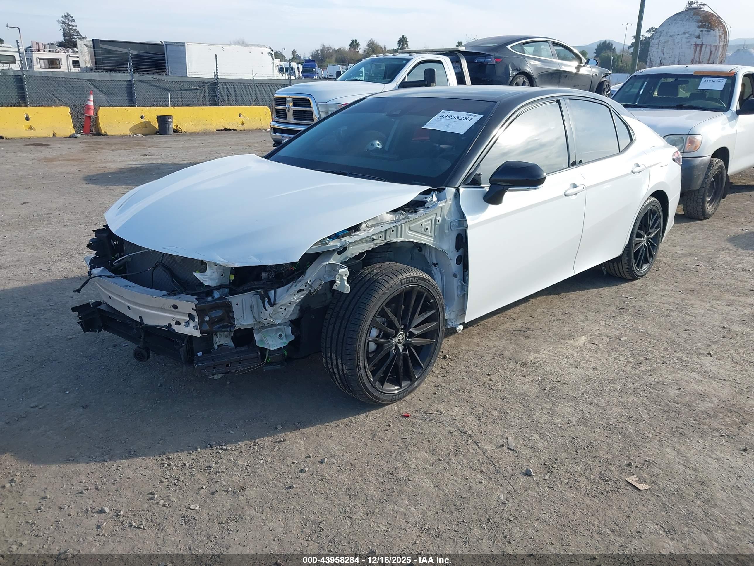 TOYOTA CAMRY image 2