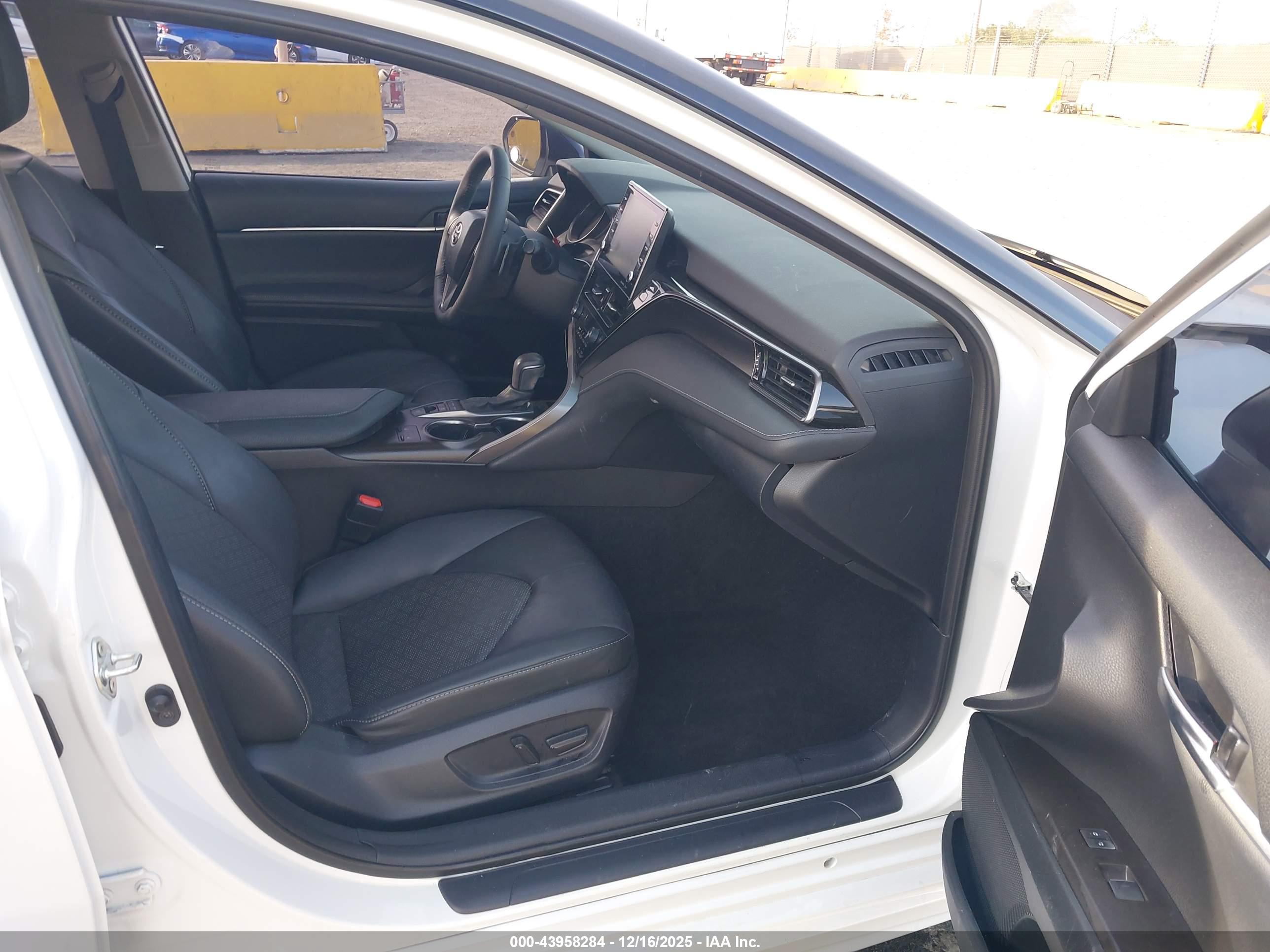 TOYOTA CAMRY image 5
