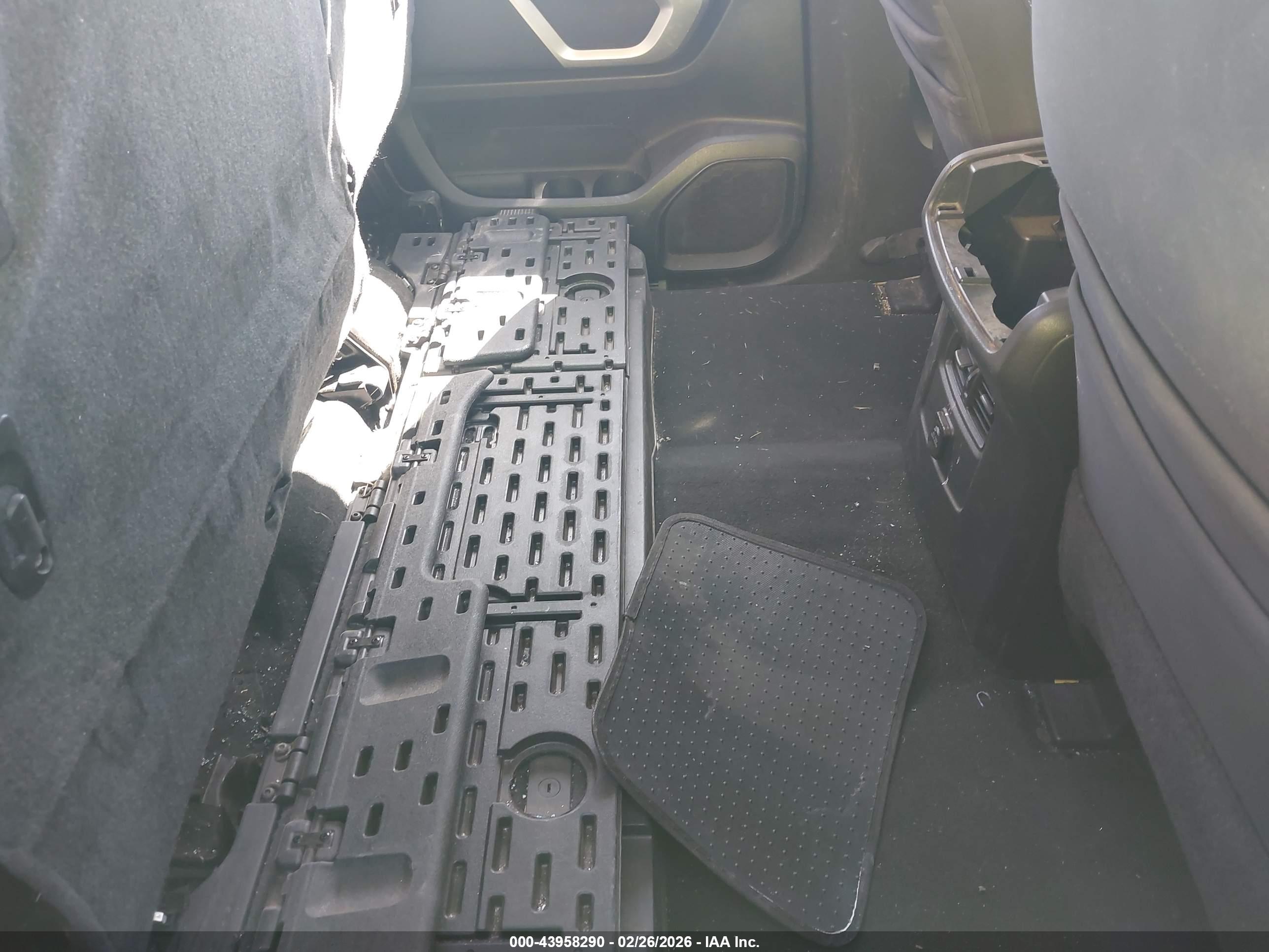 NISSAN TITAN image 8