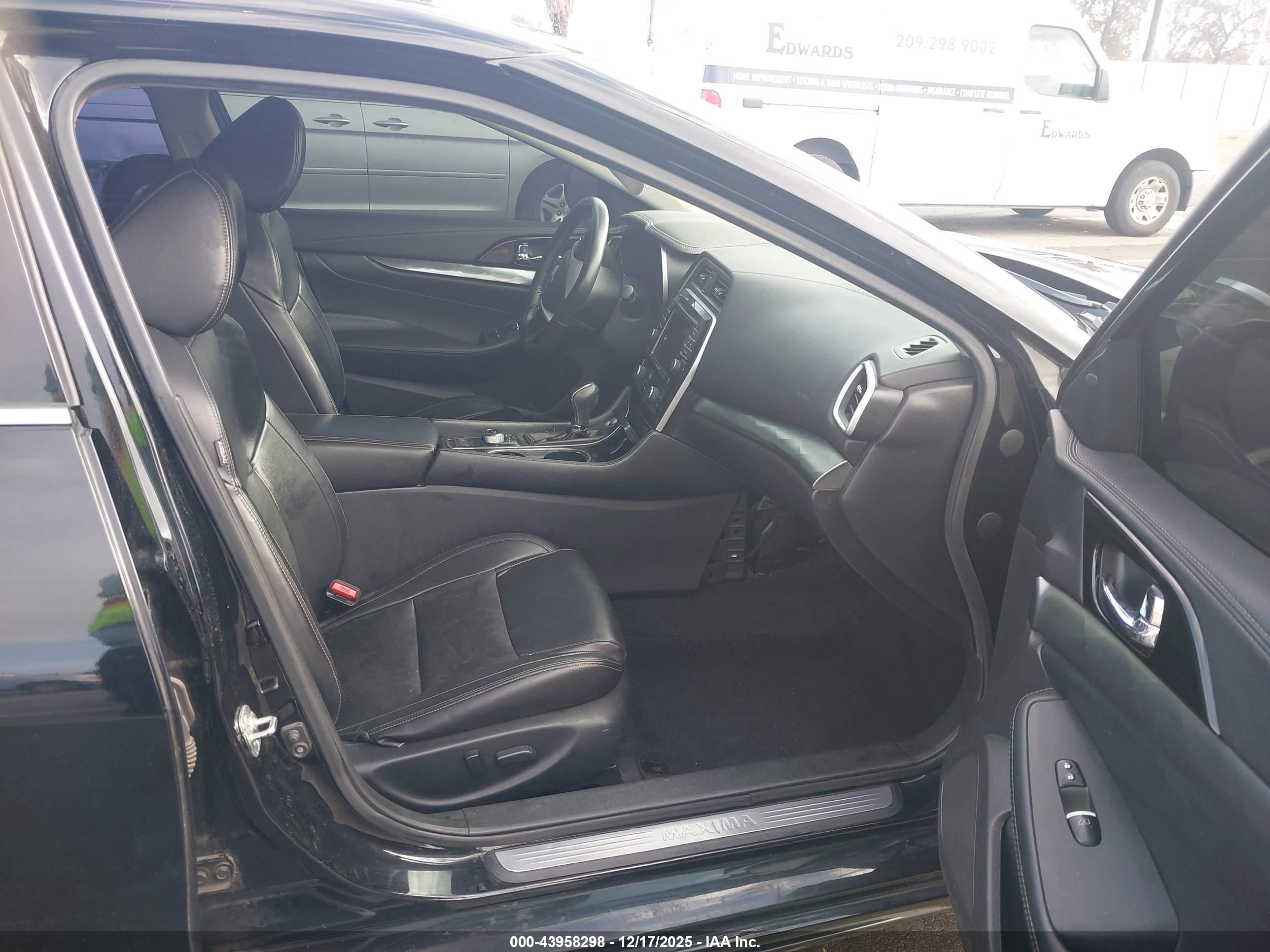NISSAN MAXIMA image 5