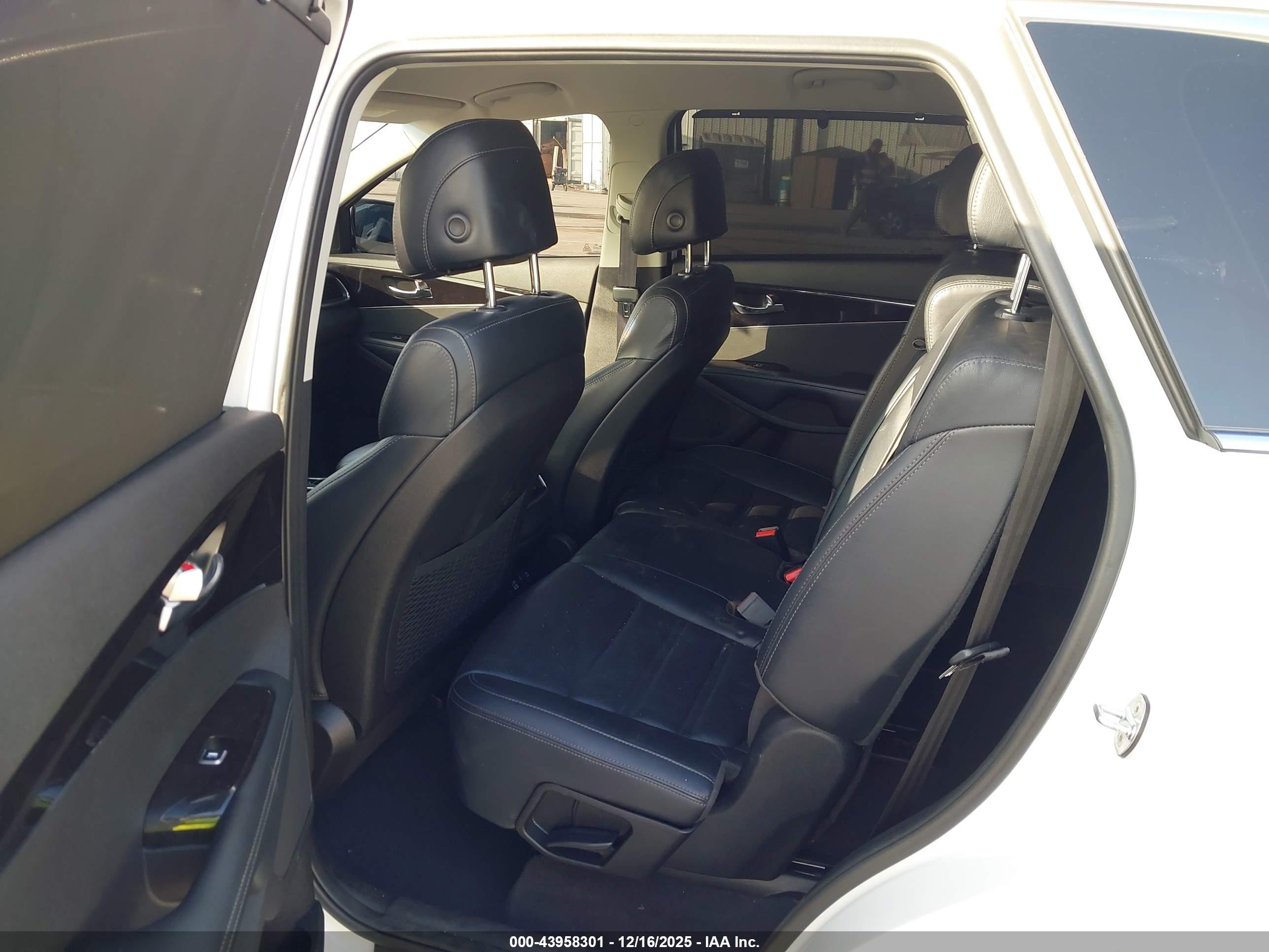 KIA SORENTO image 8