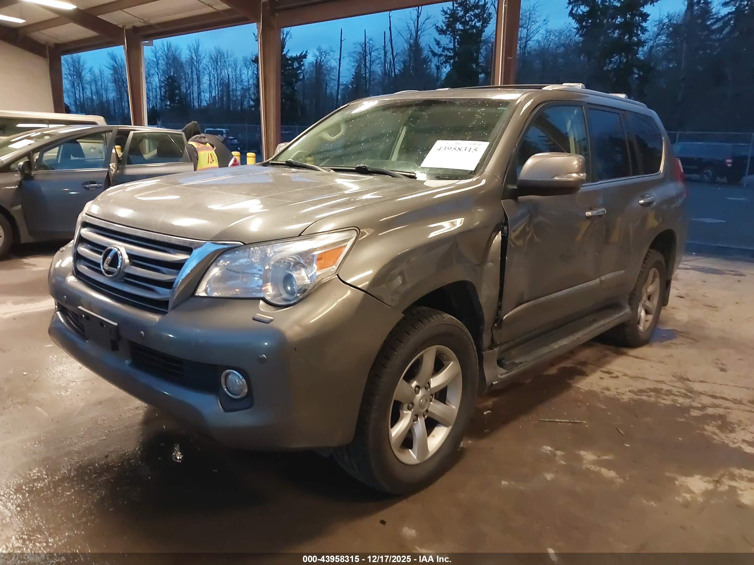 LEXUS GX image 2