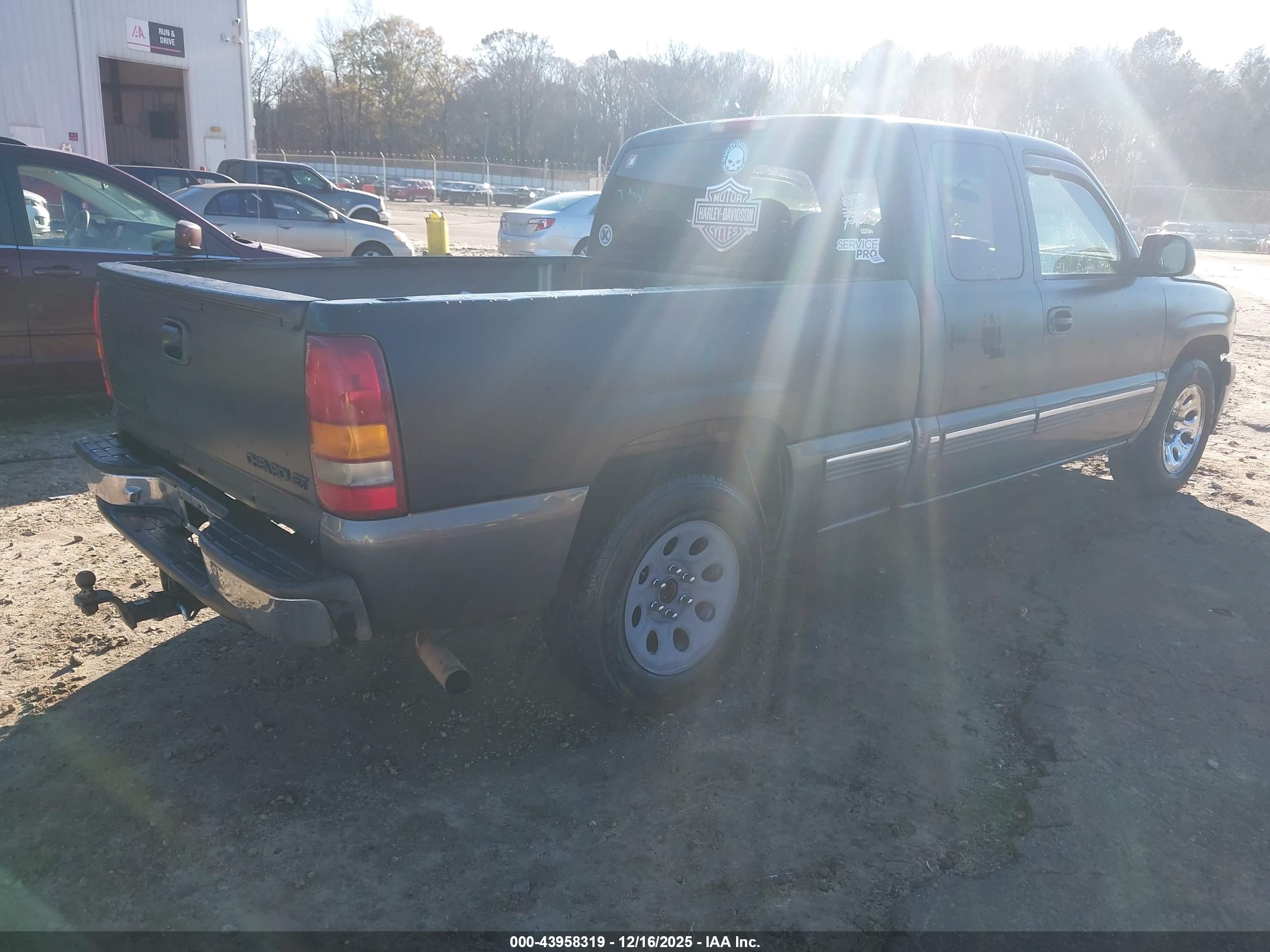 CHEVROLET SILVERADO image 4