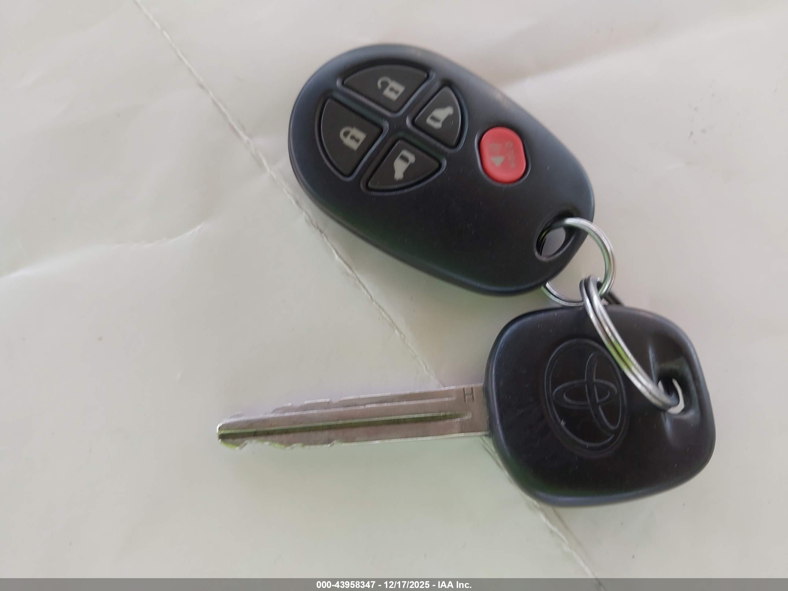 TOYOTA SIENNA image 11