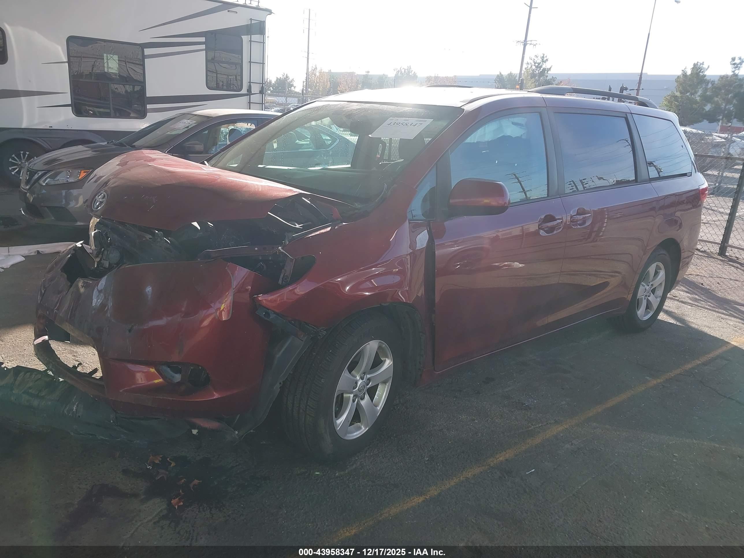 TOYOTA SIENNA image 2