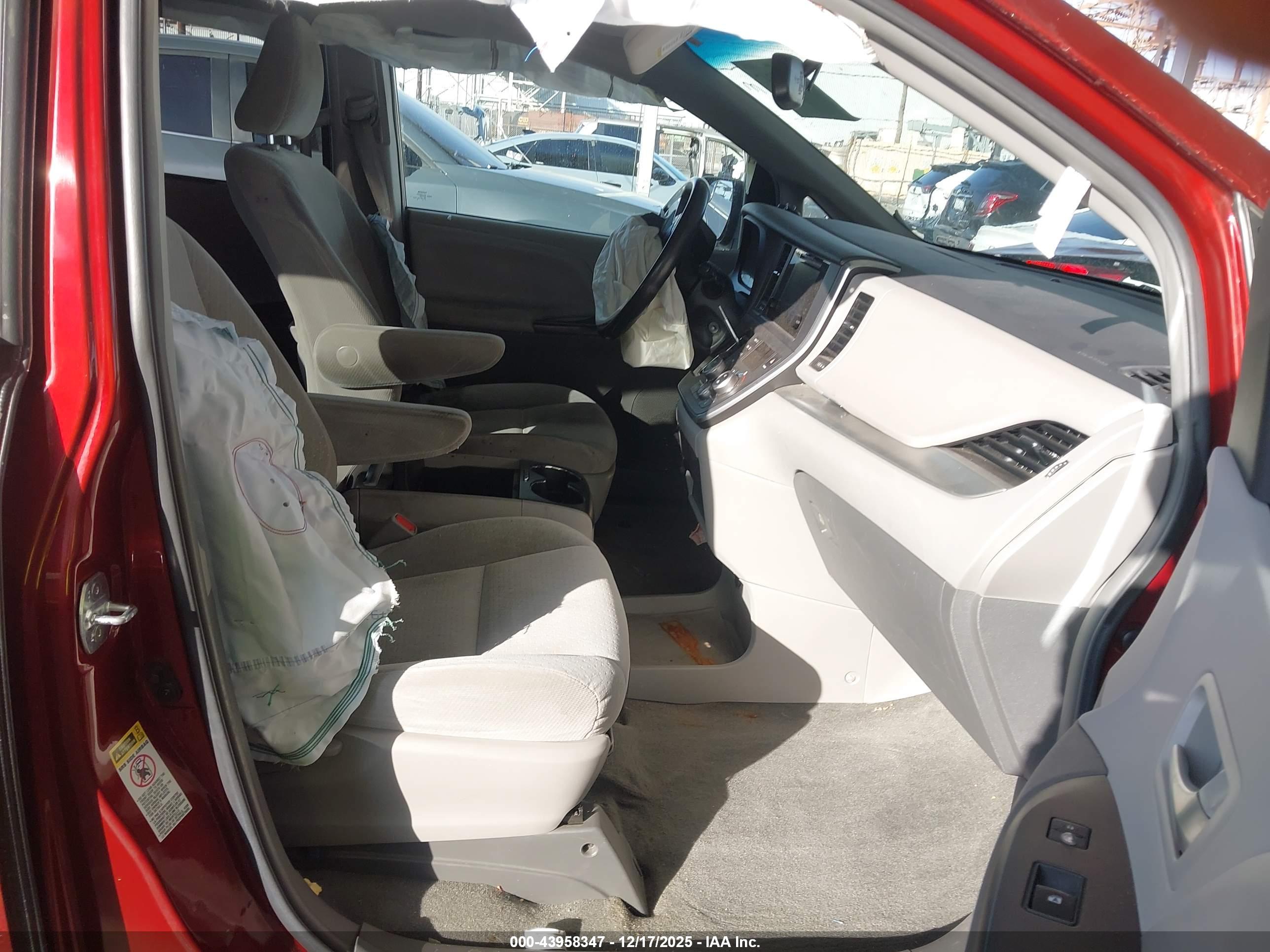 TOYOTA SIENNA image 5