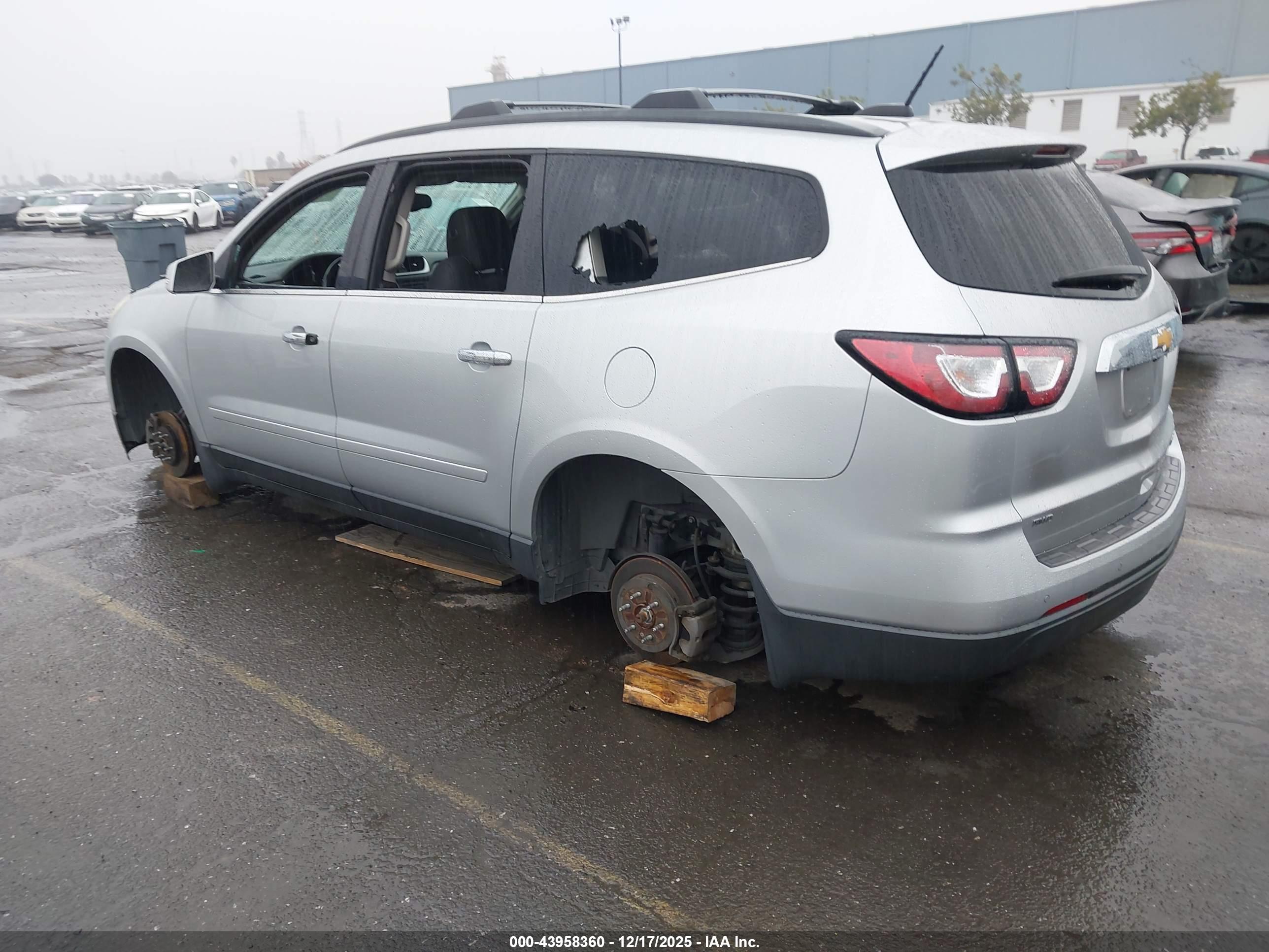 CHEVROLET TRAVERSE image 3