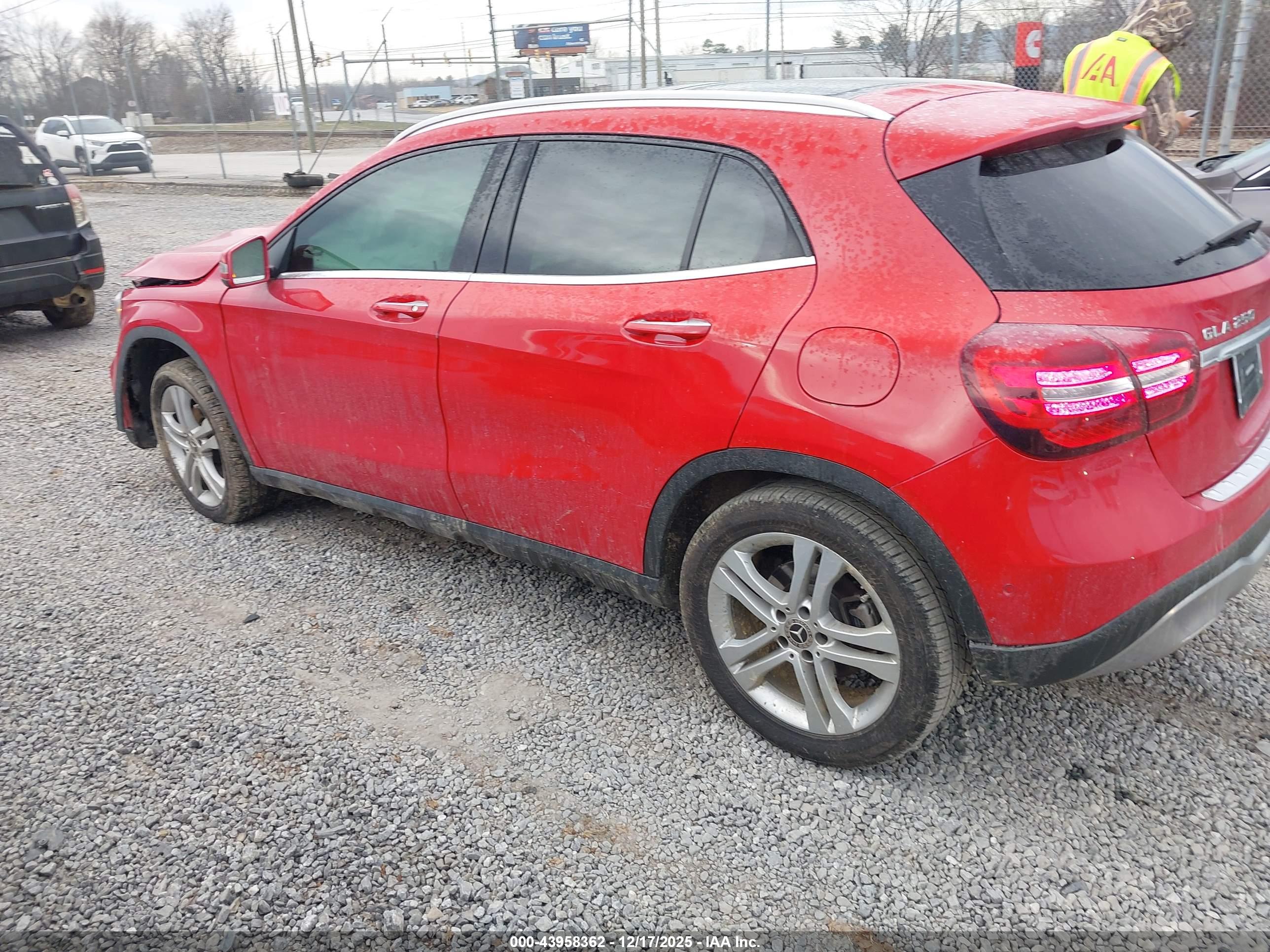 MERCEDES-BENZ GLA image 3