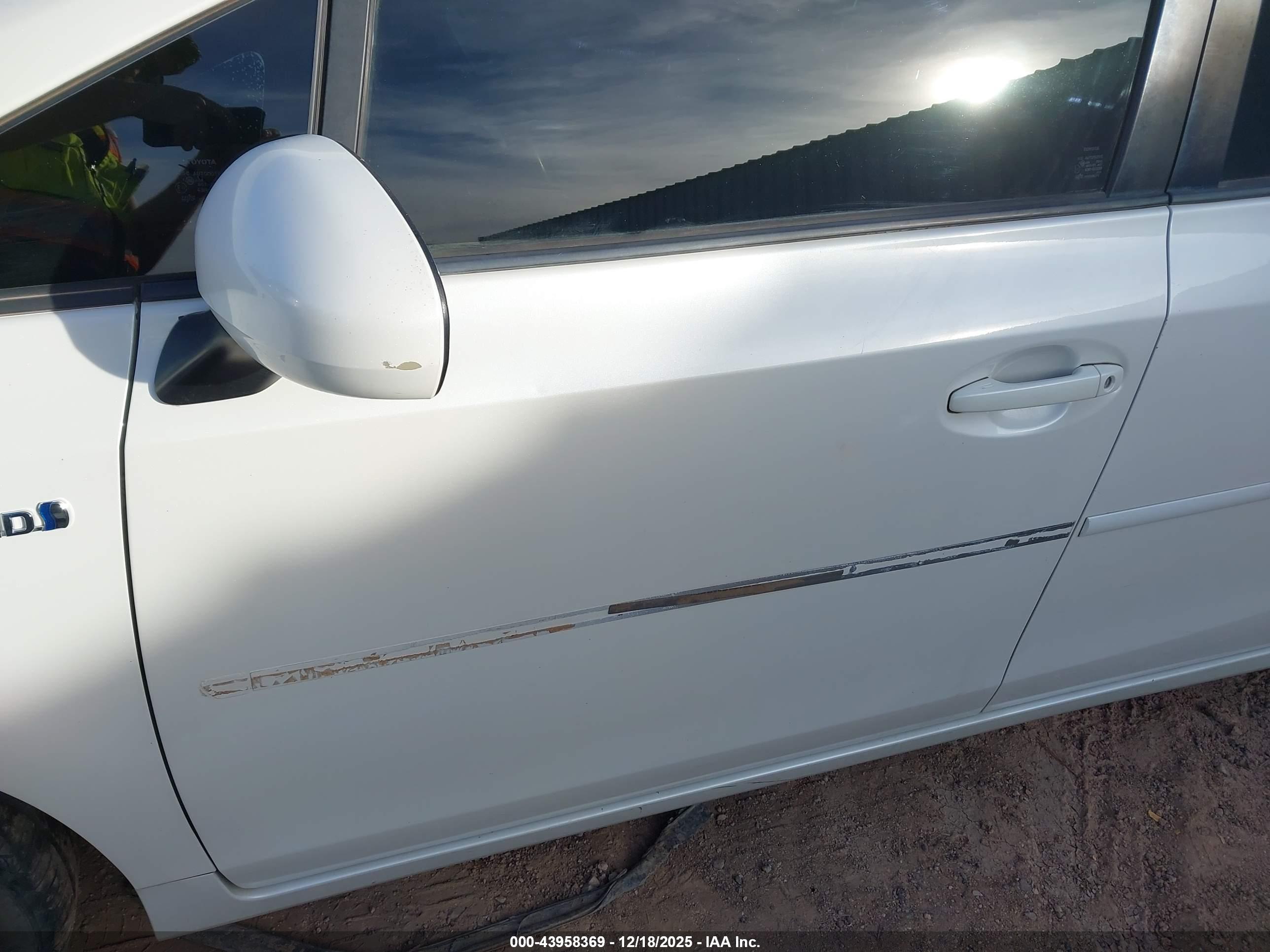 TOYOTA PRIUS image 6