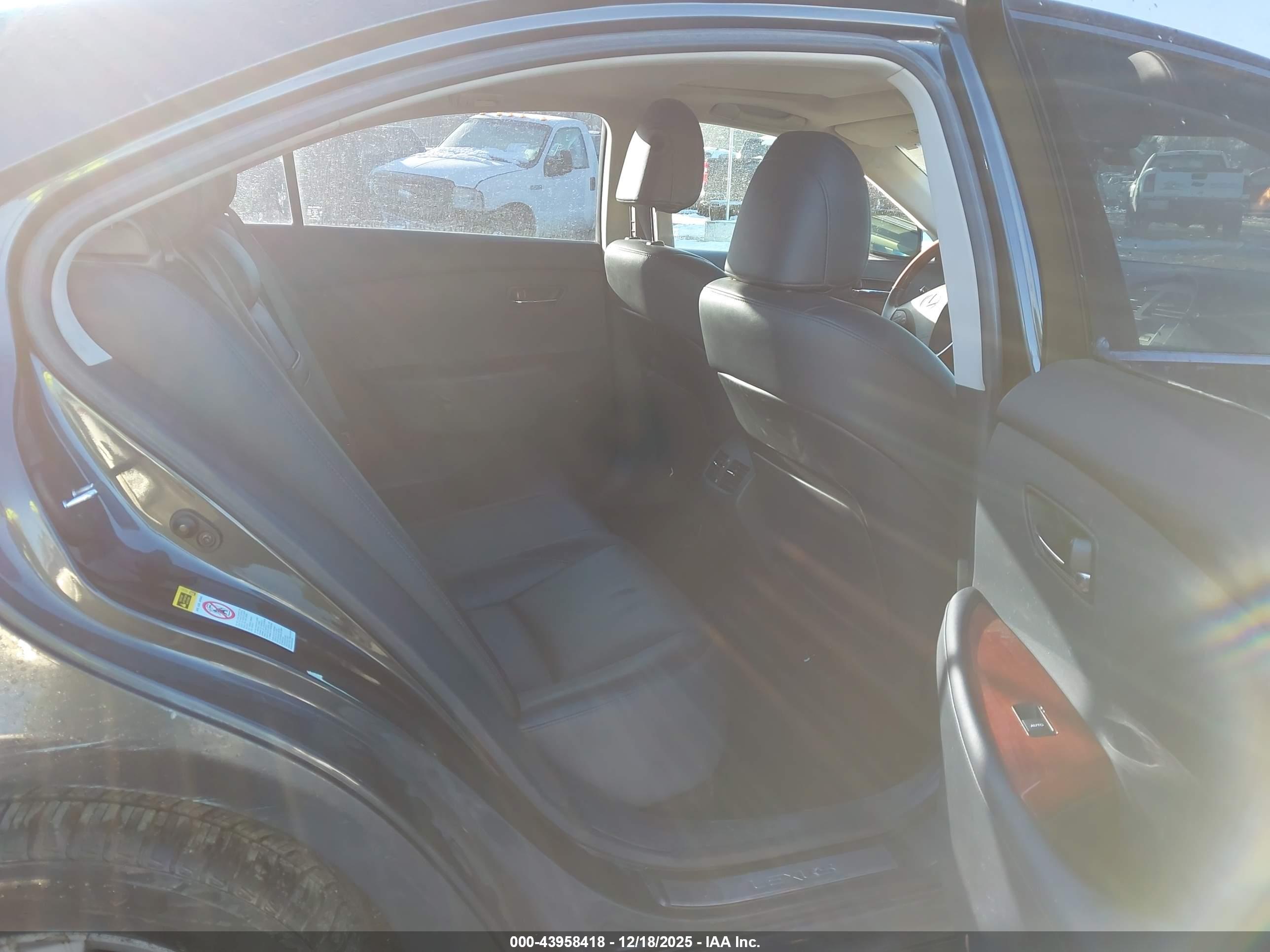 LEXUS ES image 8