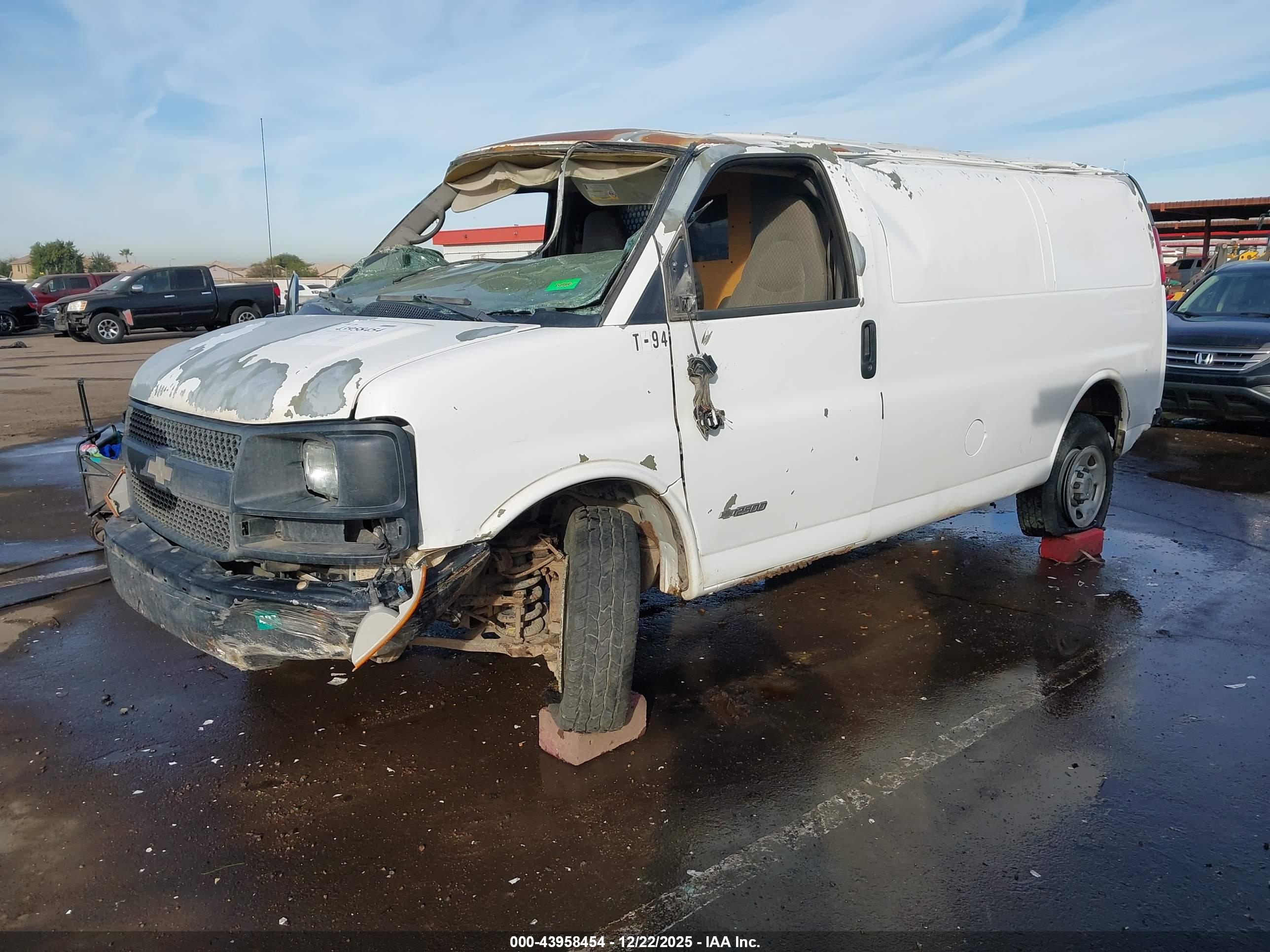 CHEVROLET EXPRESS image 2