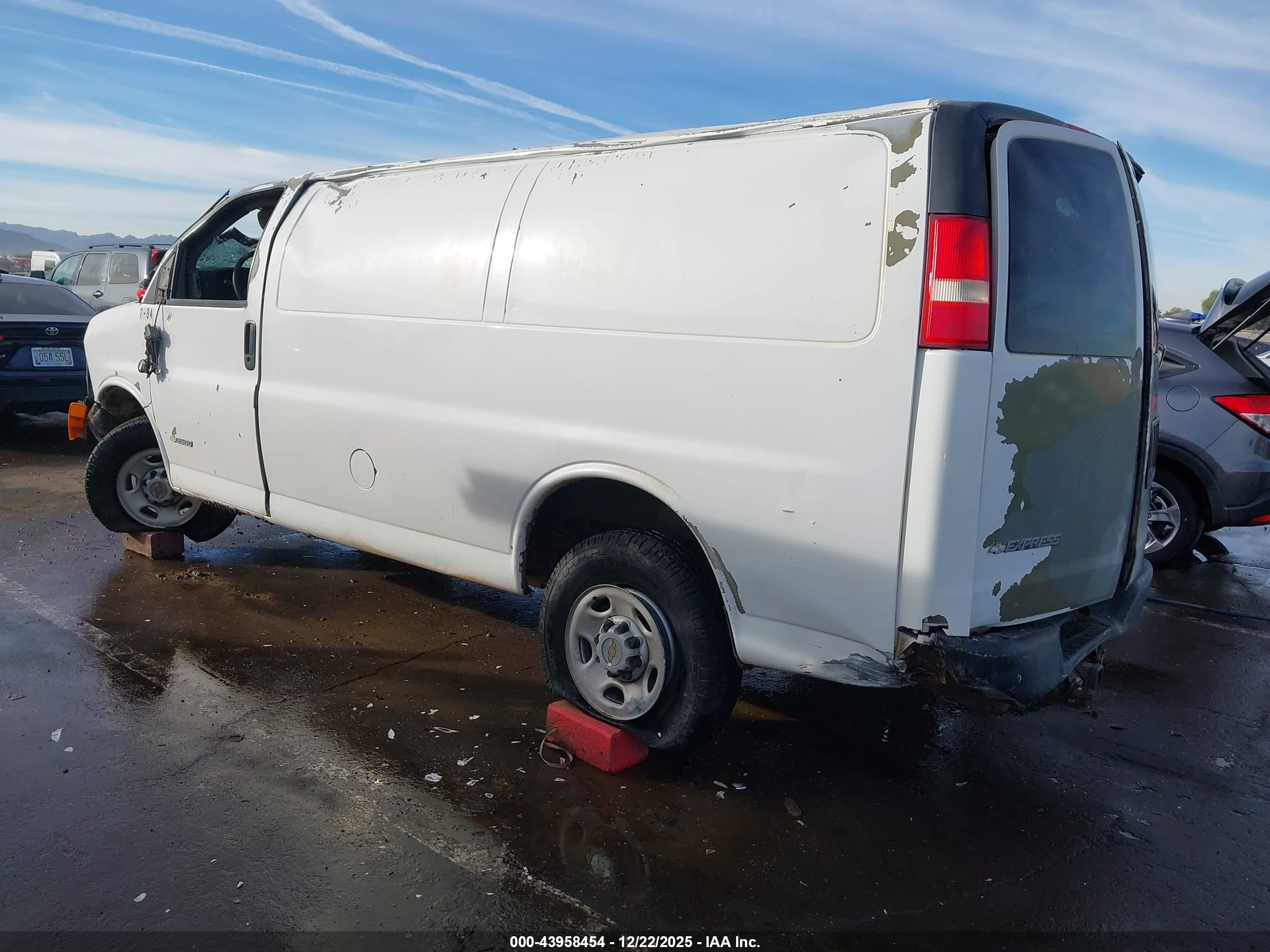 CHEVROLET EXPRESS image 3