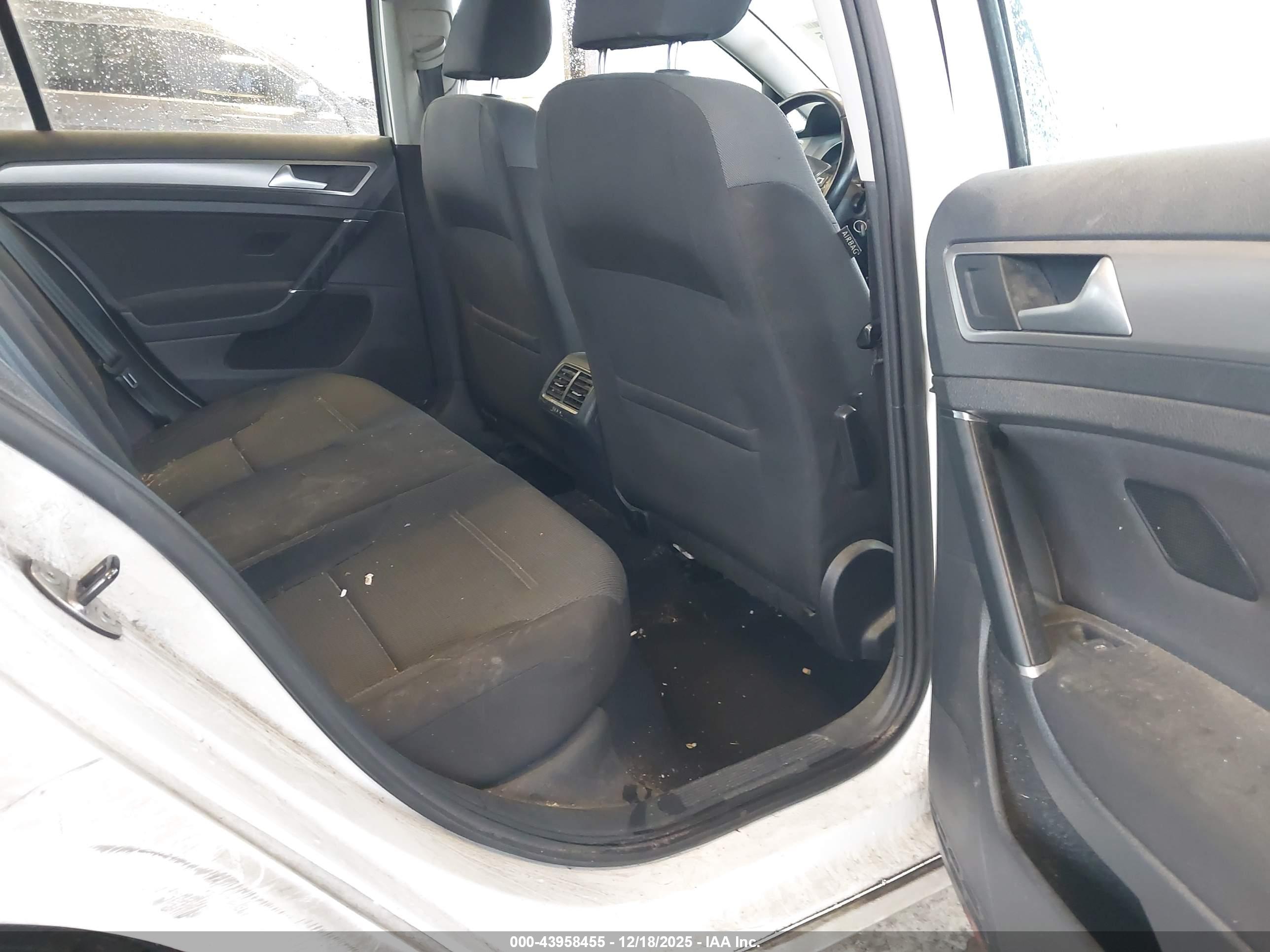 VOLKSWAGEN GOLF image 8