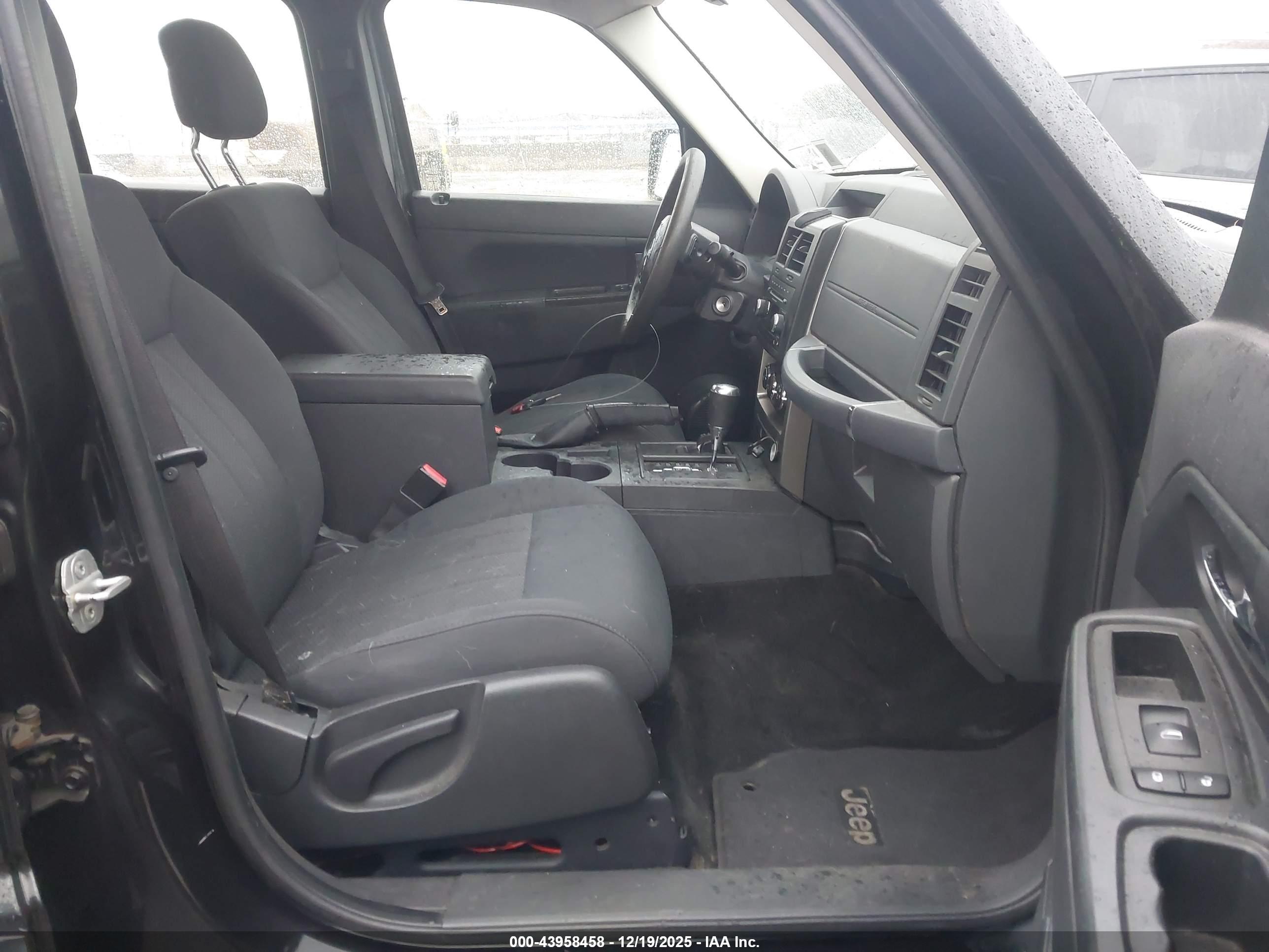 JEEP LIBERTY image 5