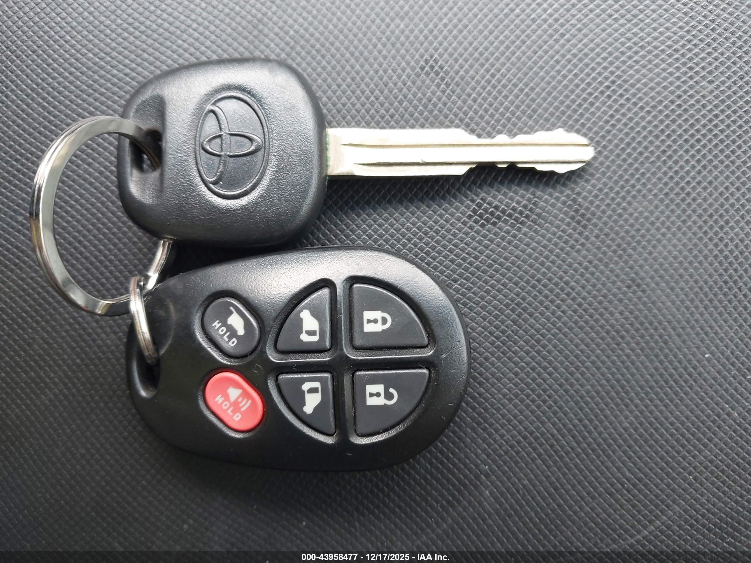 TOYOTA SIENNA image 11