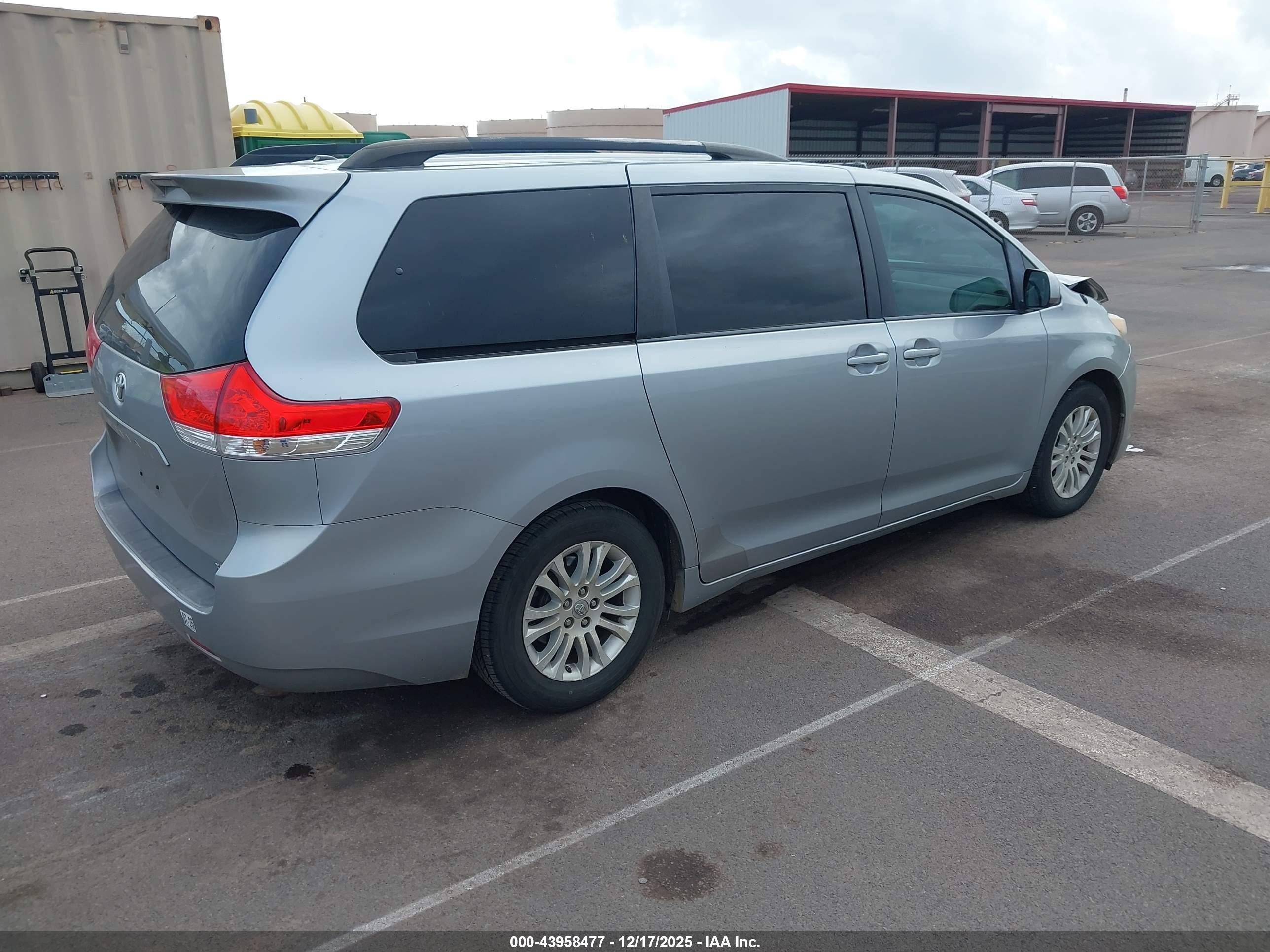 TOYOTA SIENNA image 4