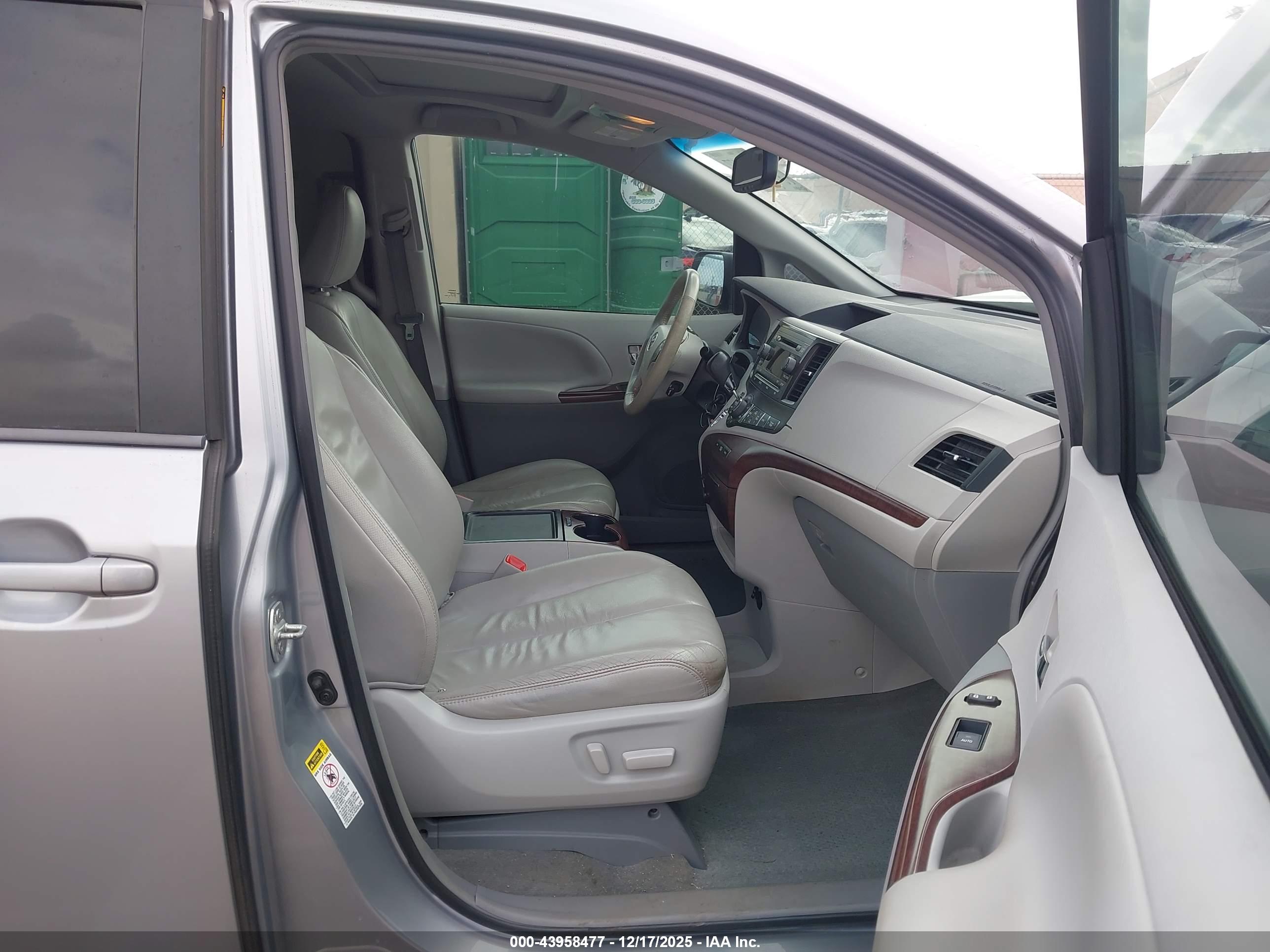 TOYOTA SIENNA image 5