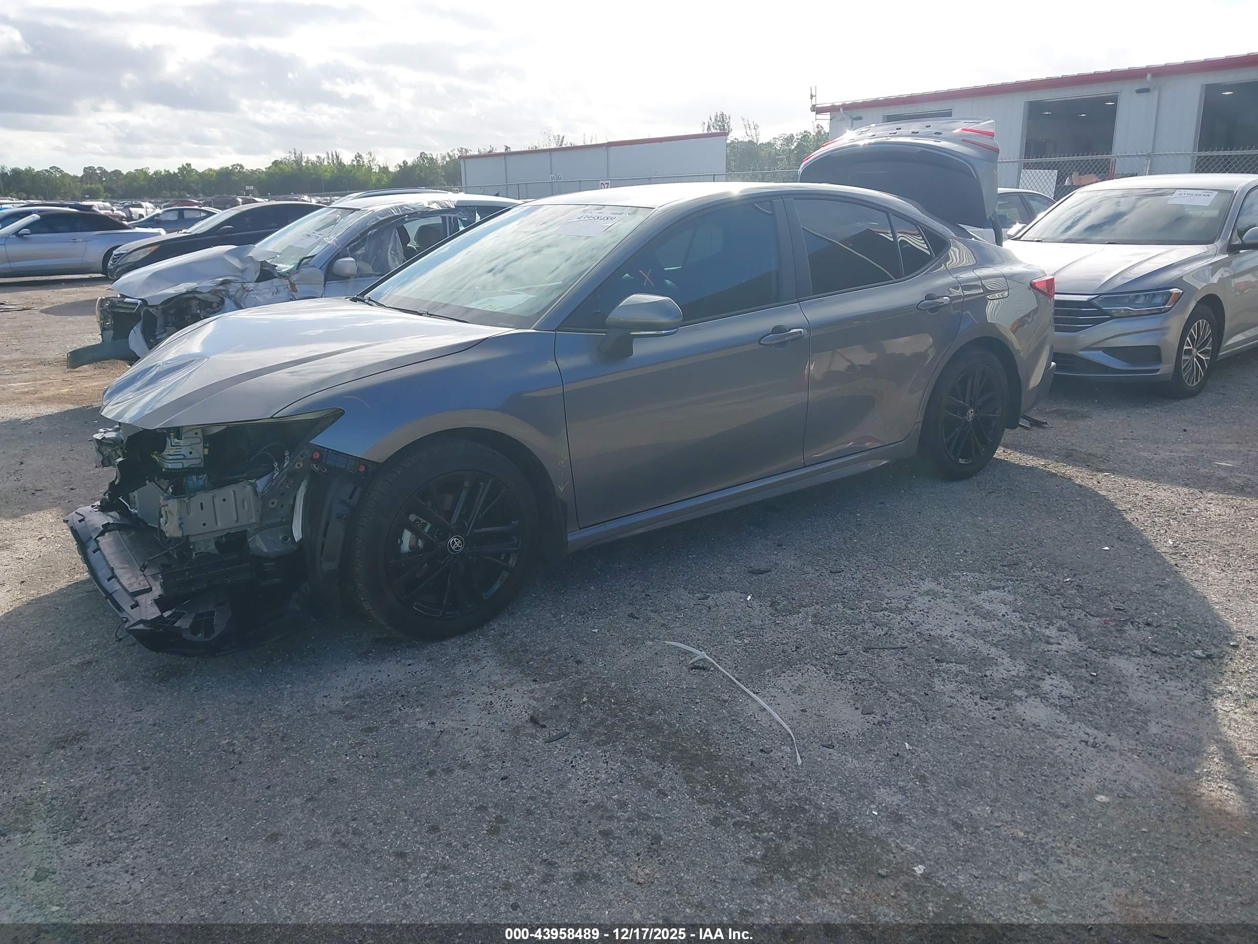 TOYOTA CAMRY image 2