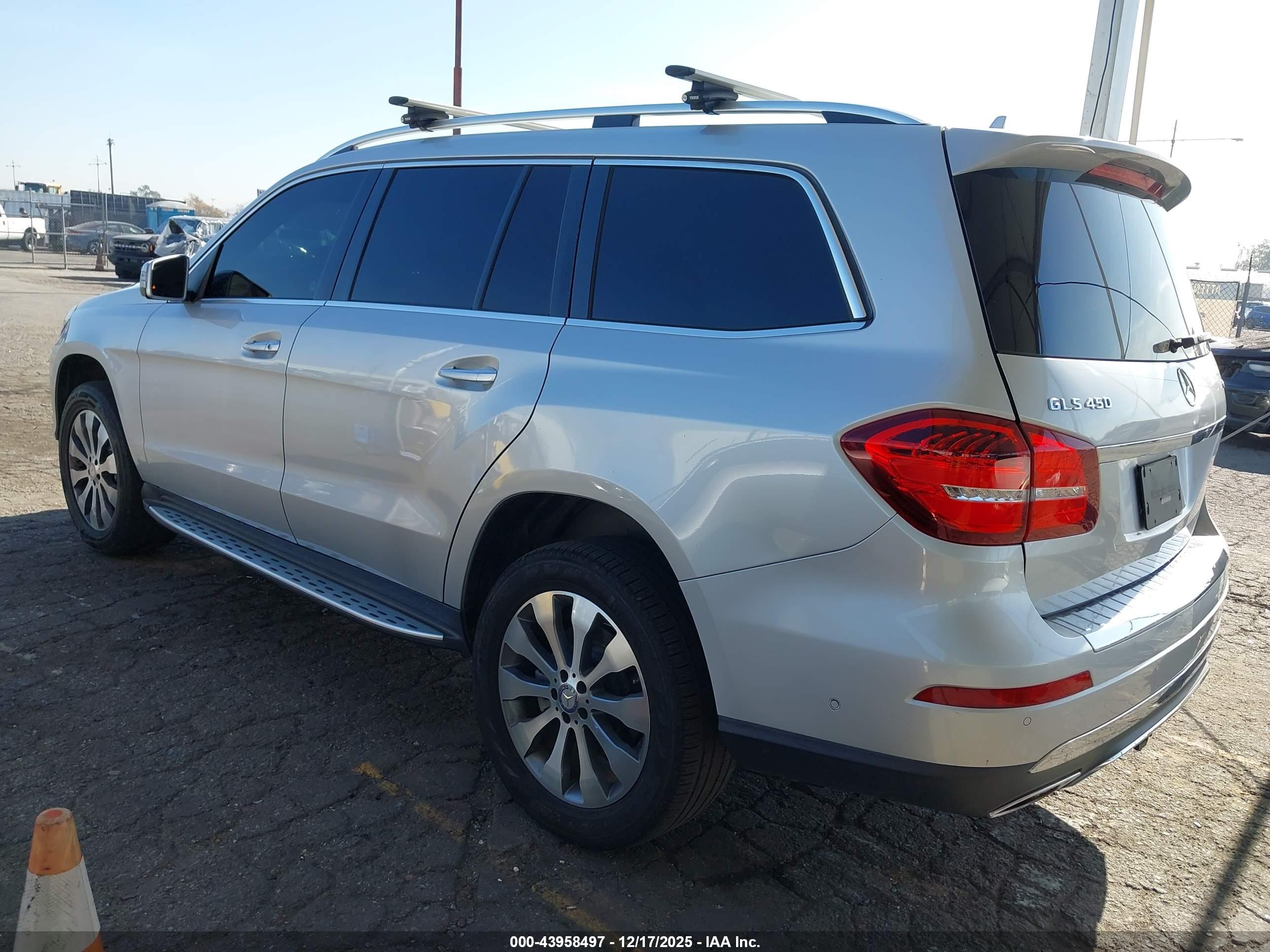 MERCEDES-BENZ GLS image 3