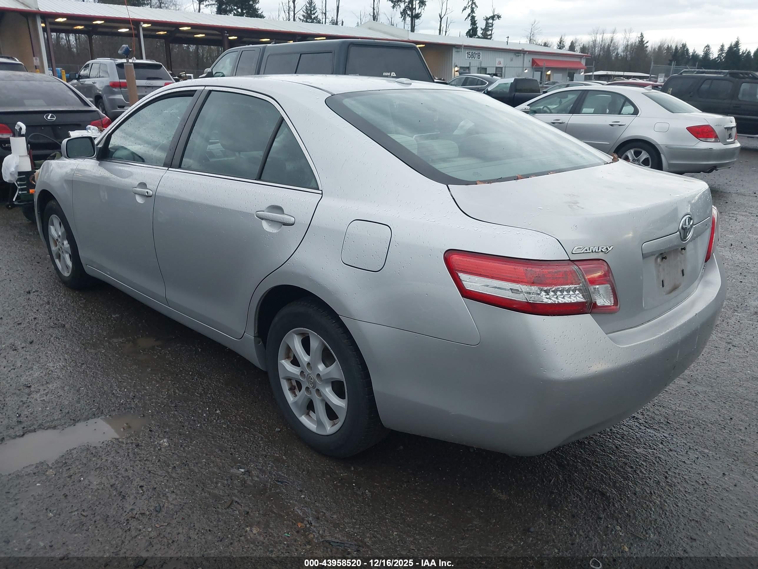 TOYOTA CAMRY image 3