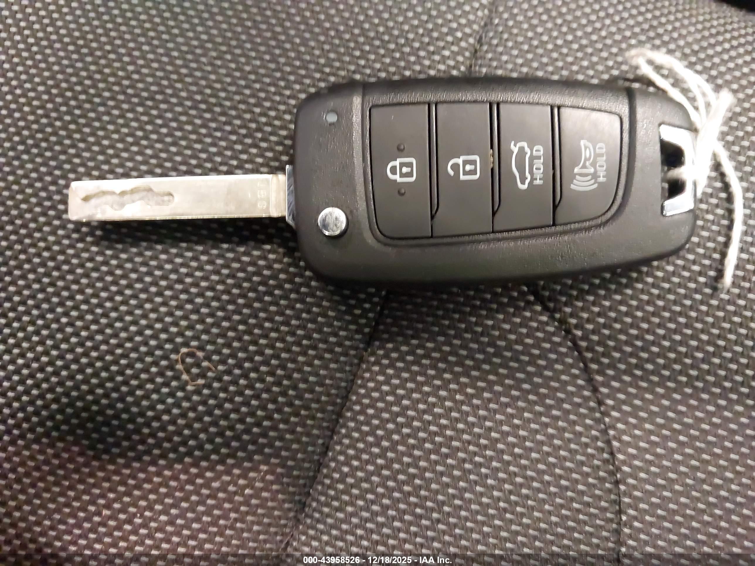 HYUNDAI ELANTRA image 11