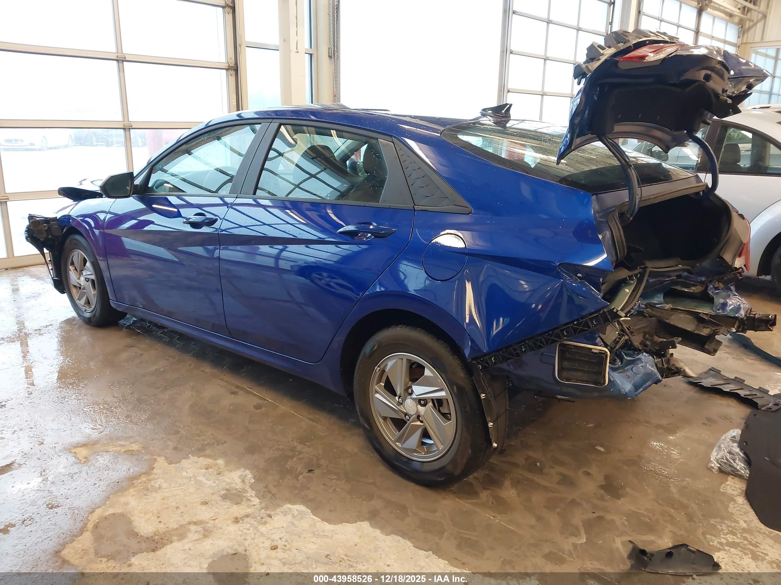 HYUNDAI ELANTRA image 3