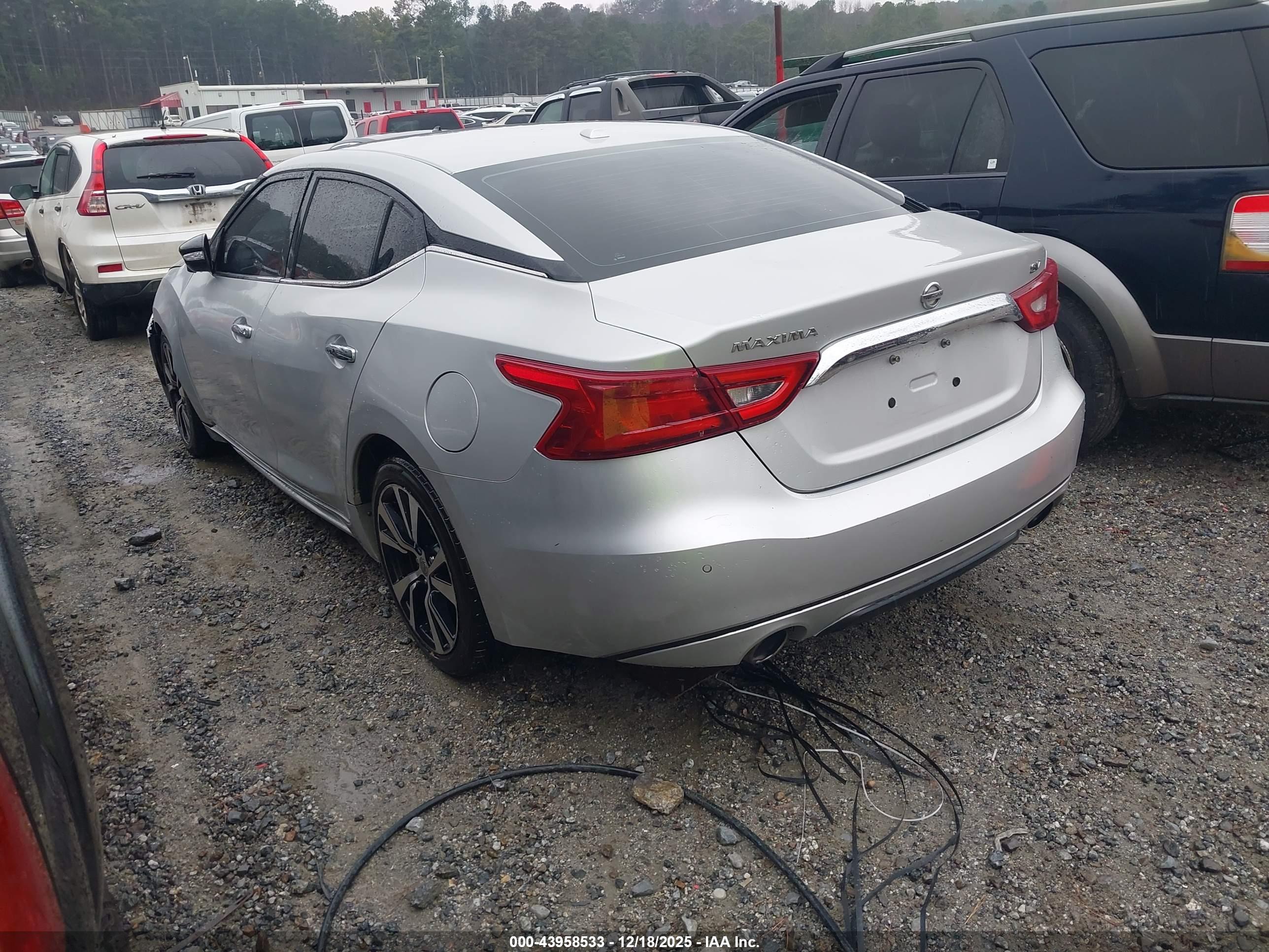 NISSAN MAXIMA image 3