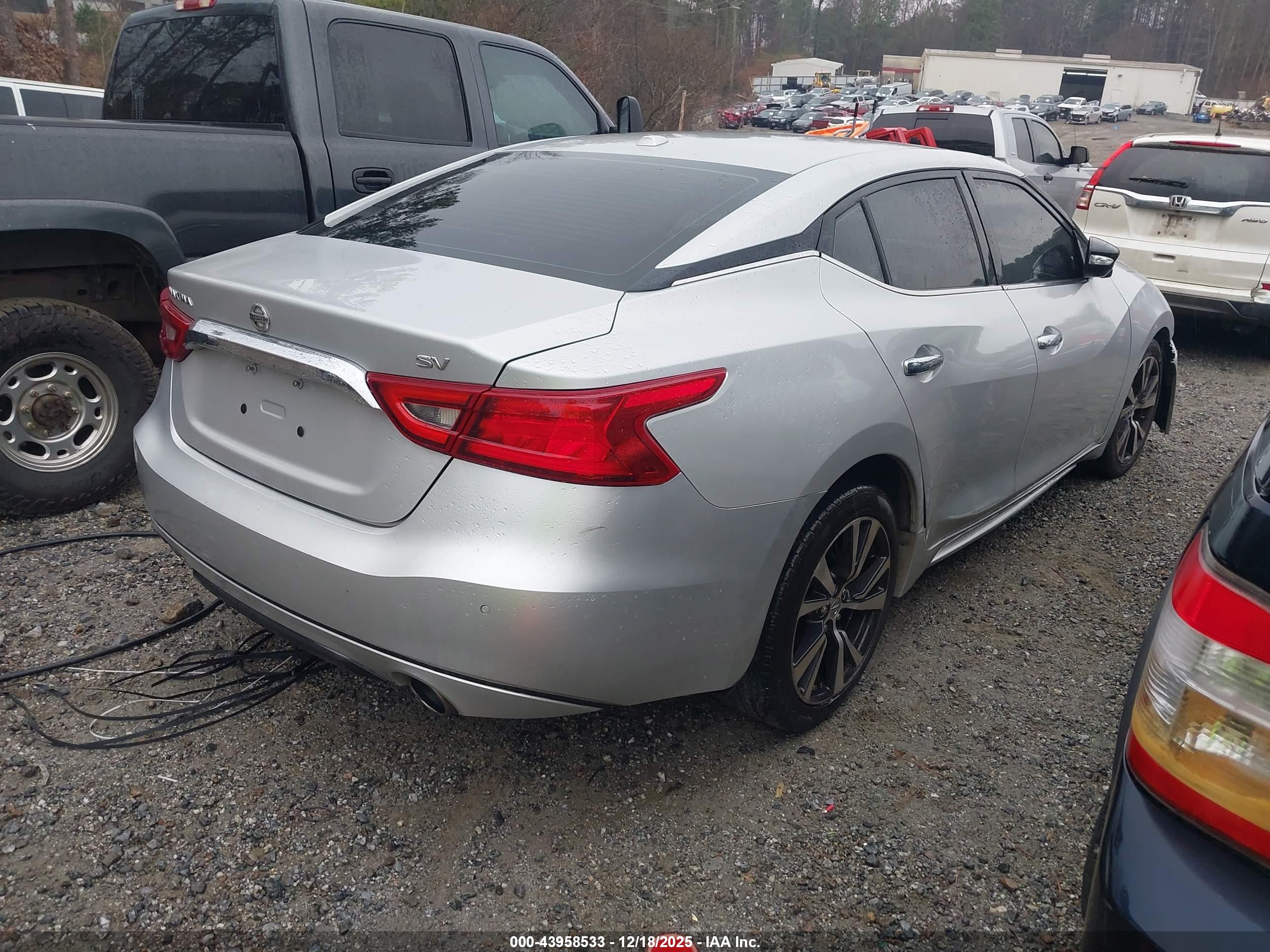 NISSAN MAXIMA image 4