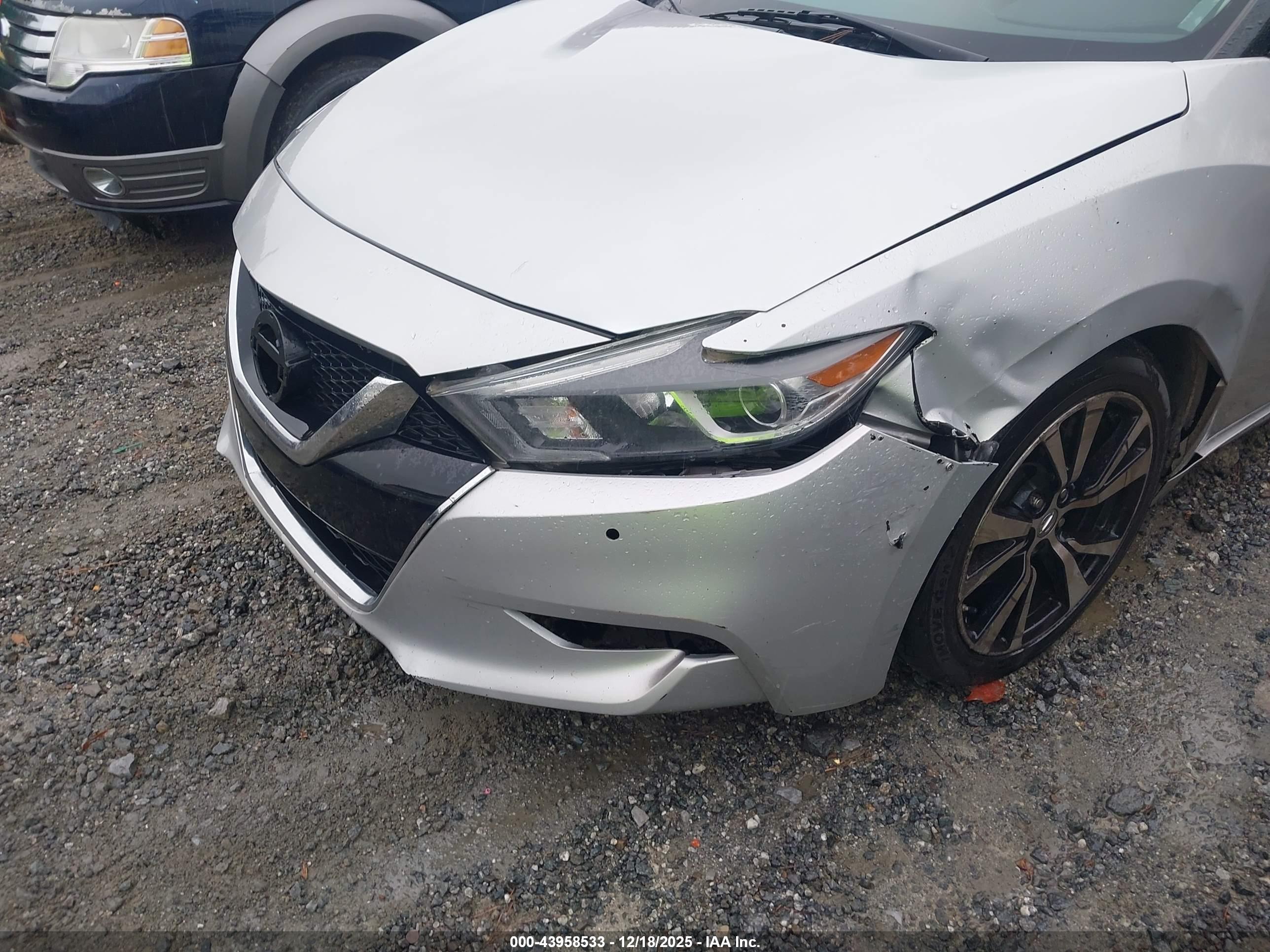NISSAN MAXIMA image 6