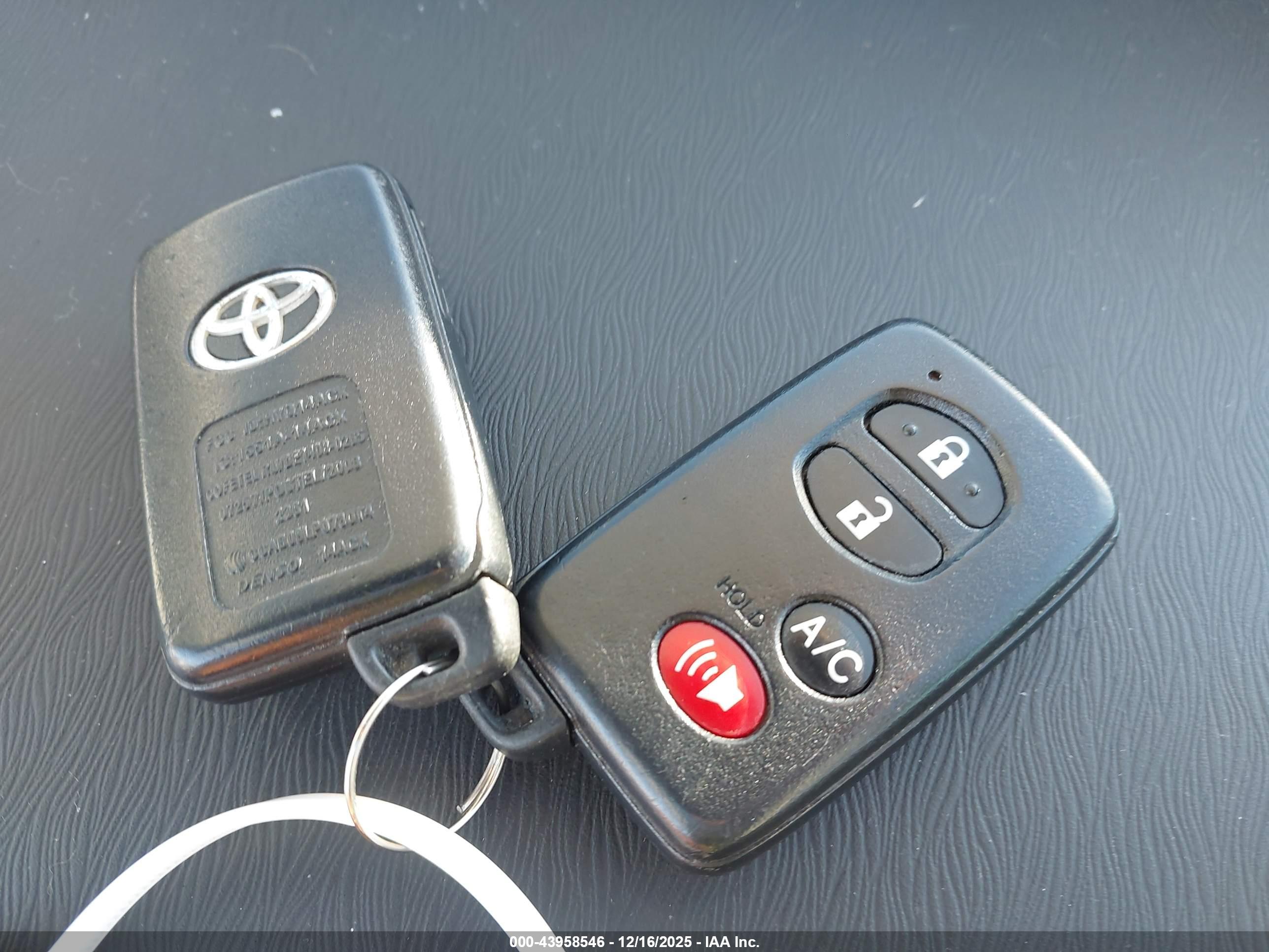 TOYOTA PRIUS image 11