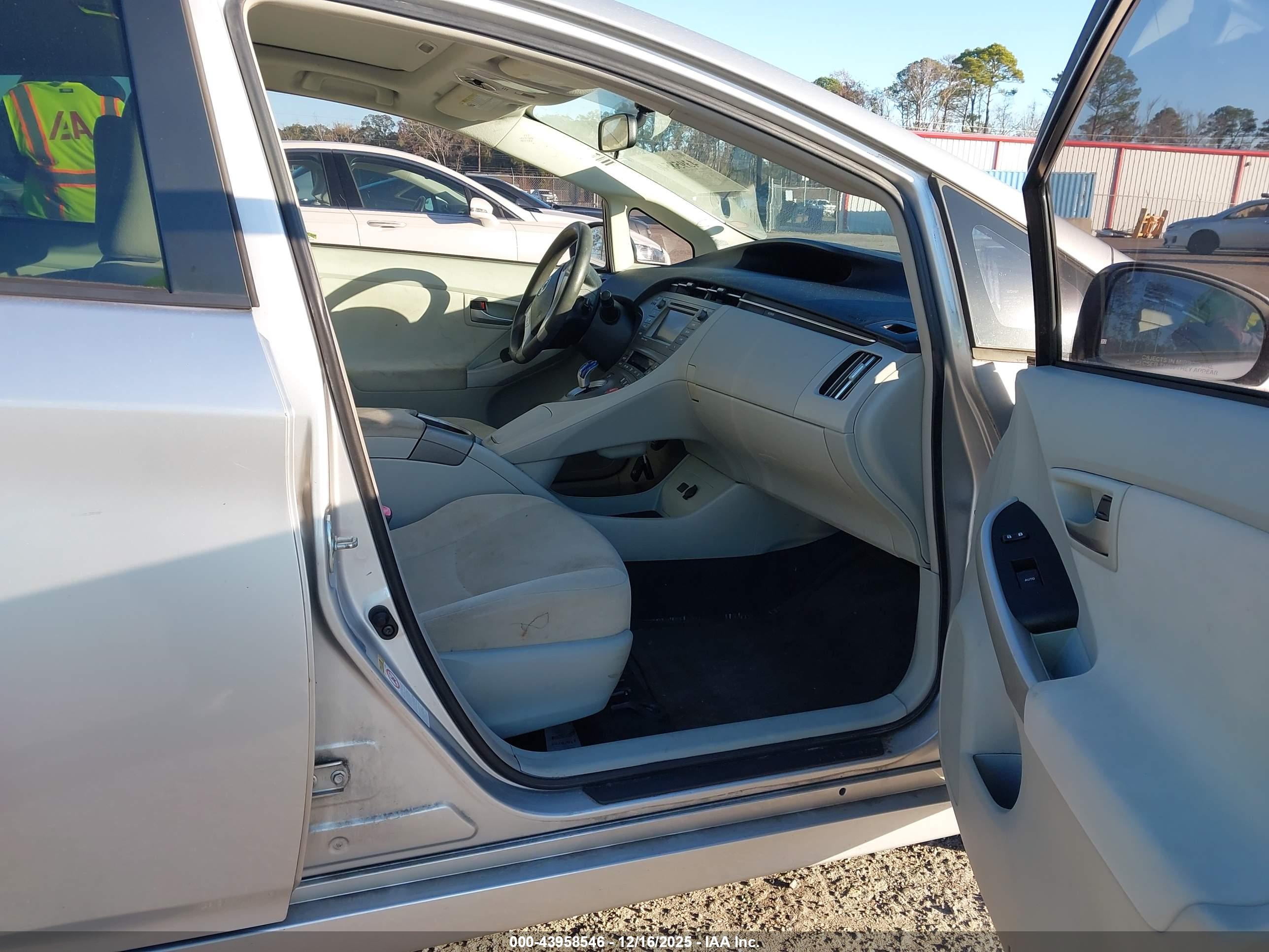 TOYOTA PRIUS image 5