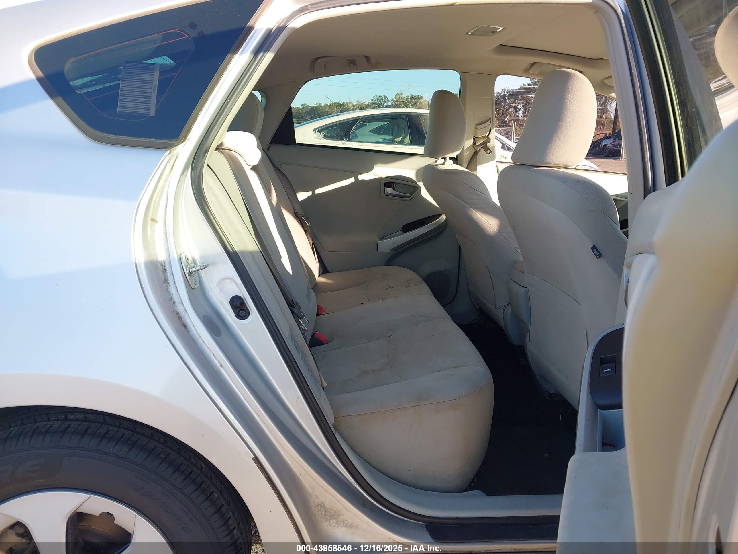 TOYOTA PRIUS image 8