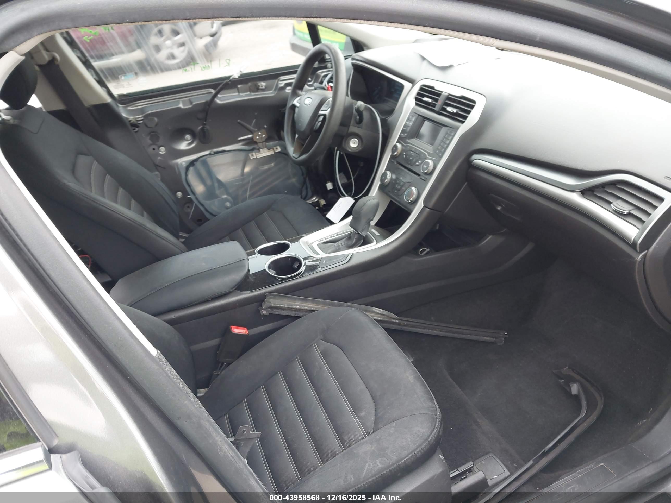 FORD FUSION image 5