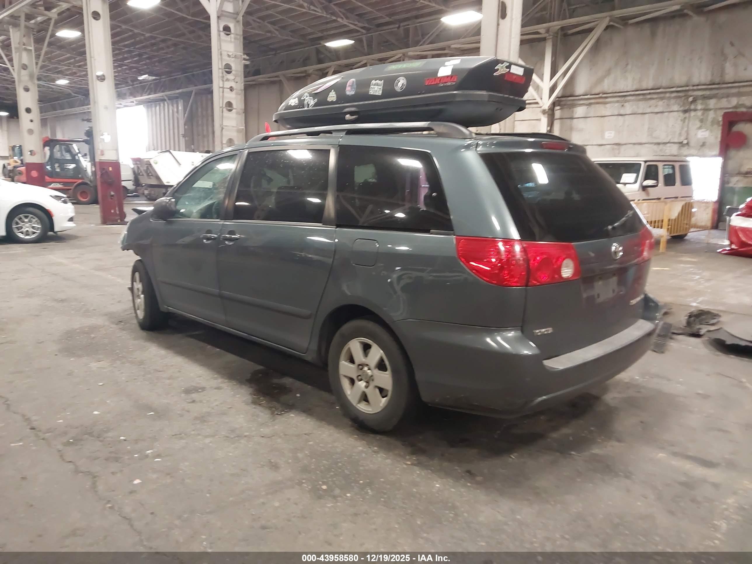 TOYOTA SIENNA image 3