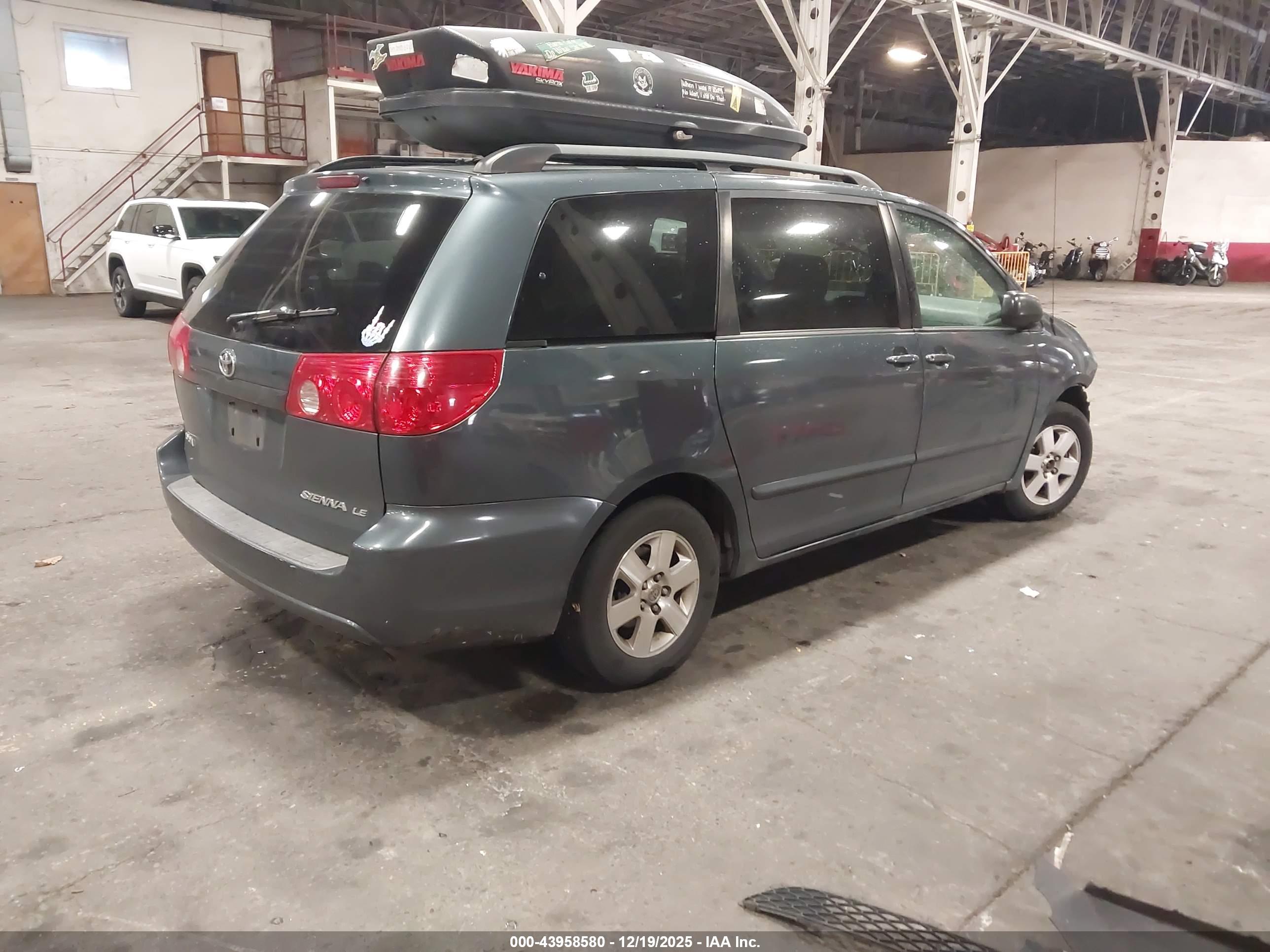 TOYOTA SIENNA image 4