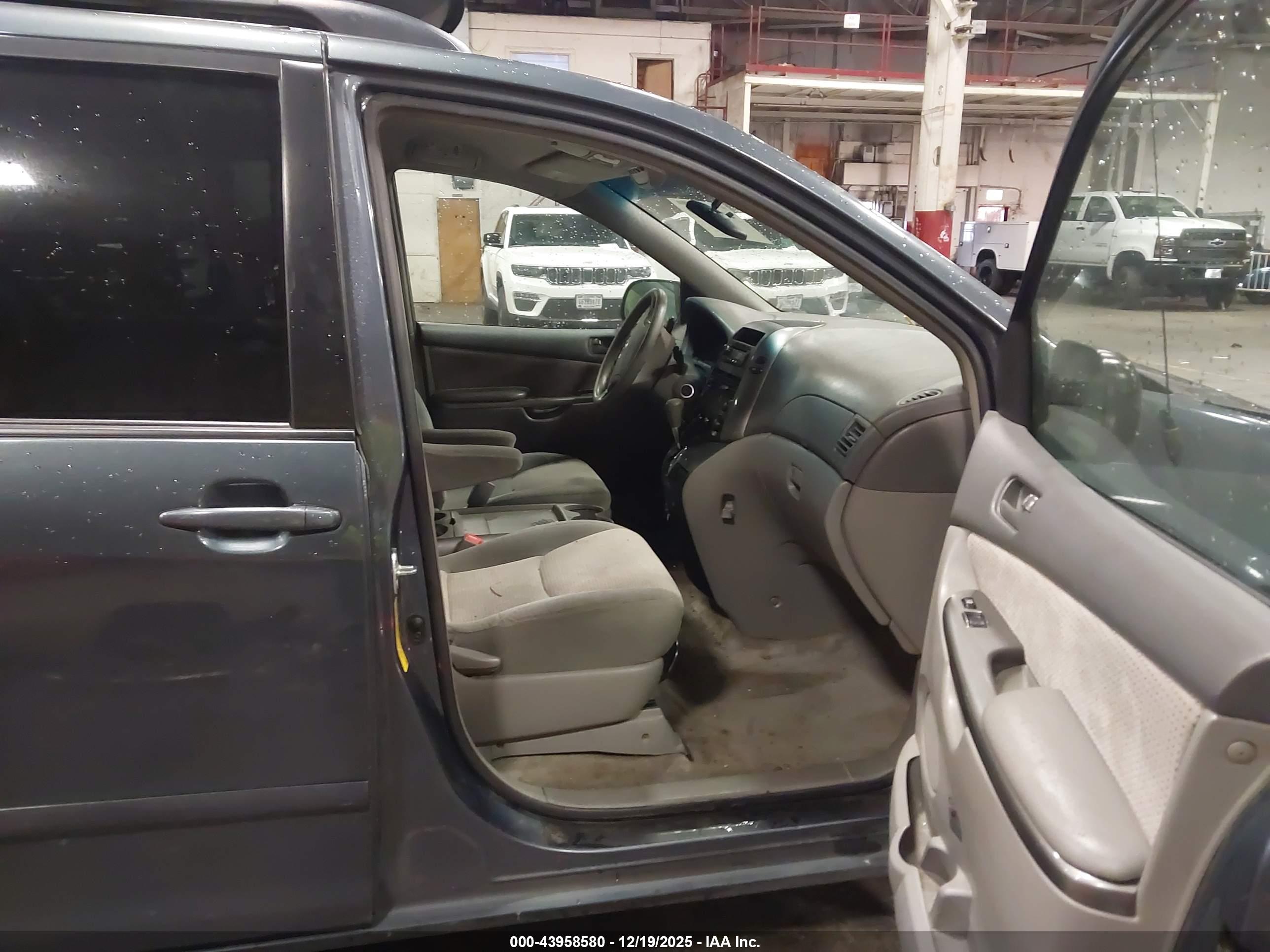 TOYOTA SIENNA image 5