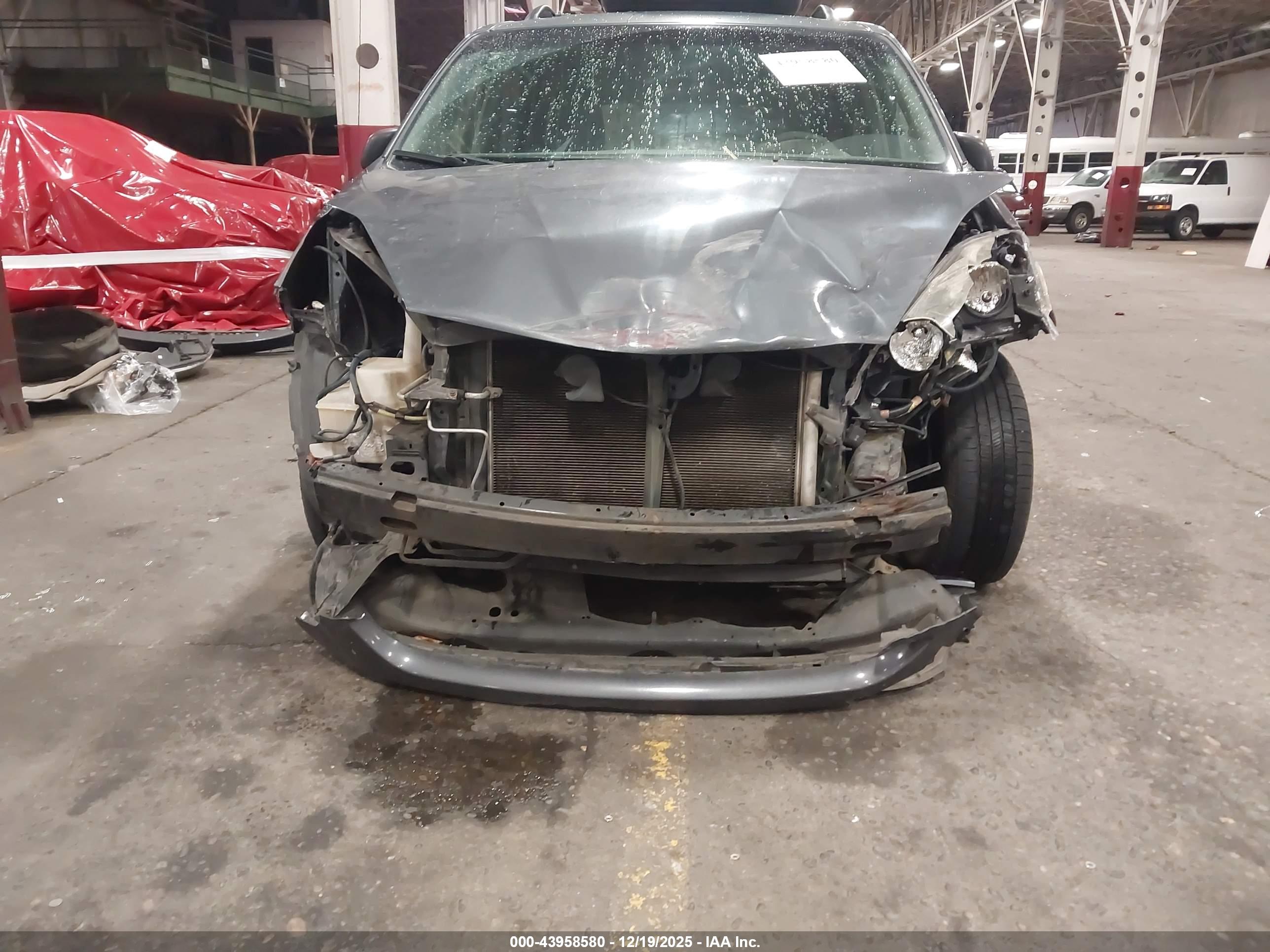 TOYOTA SIENNA image 6