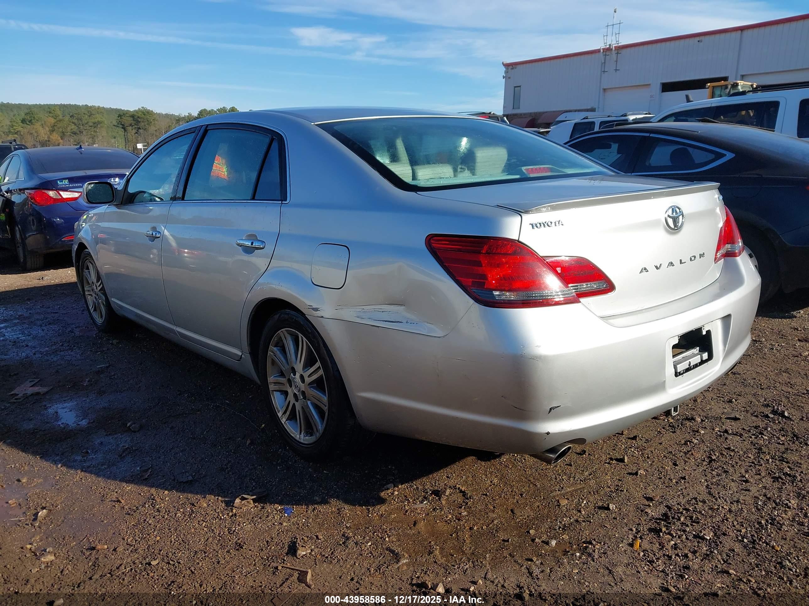 TOYOTA AVALON image 3