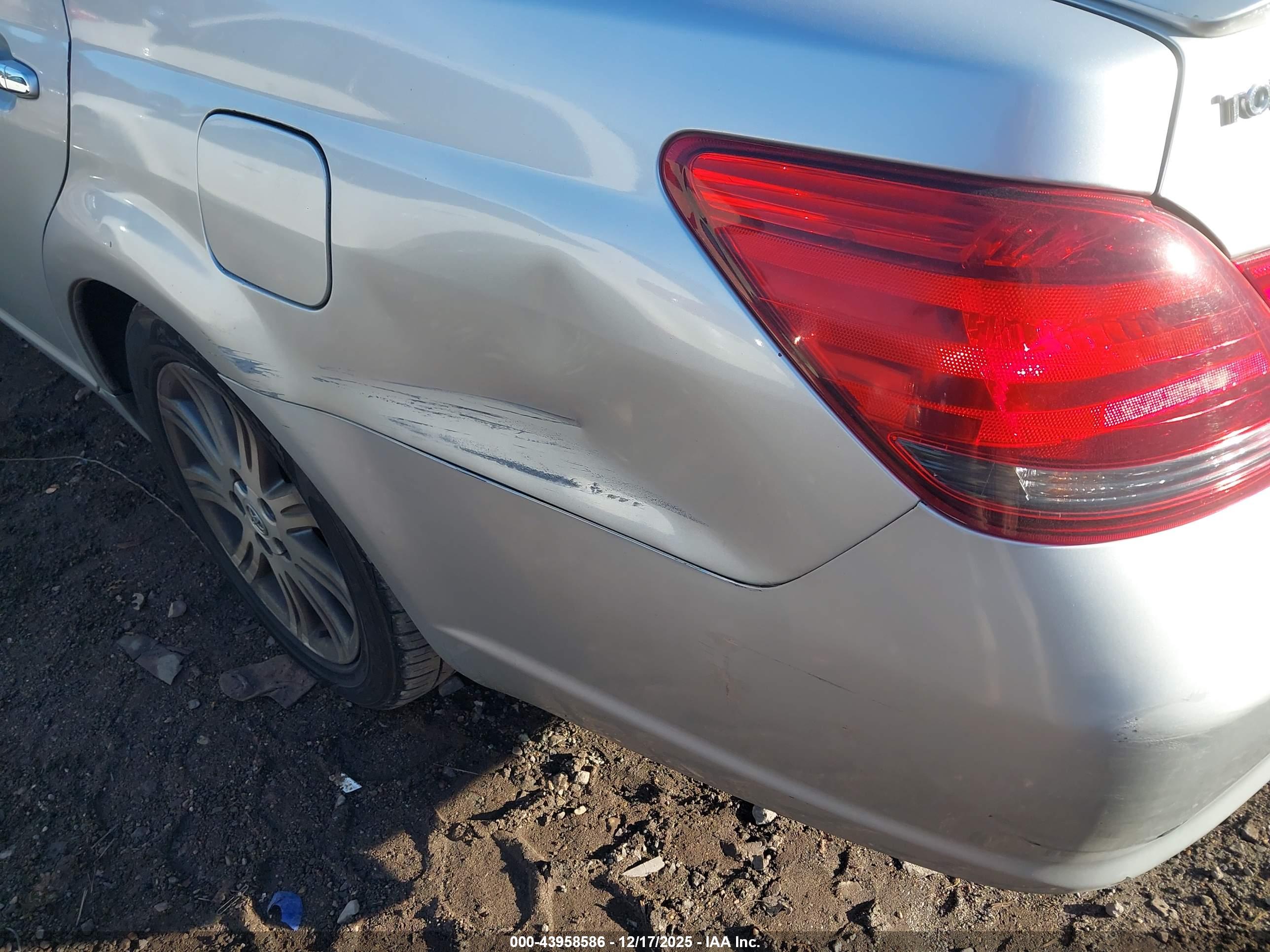 TOYOTA AVALON image 6